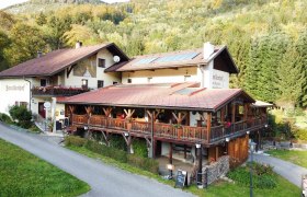 Luftaufnahme des Forellenhofs in einer bewaldeten Umgebung.