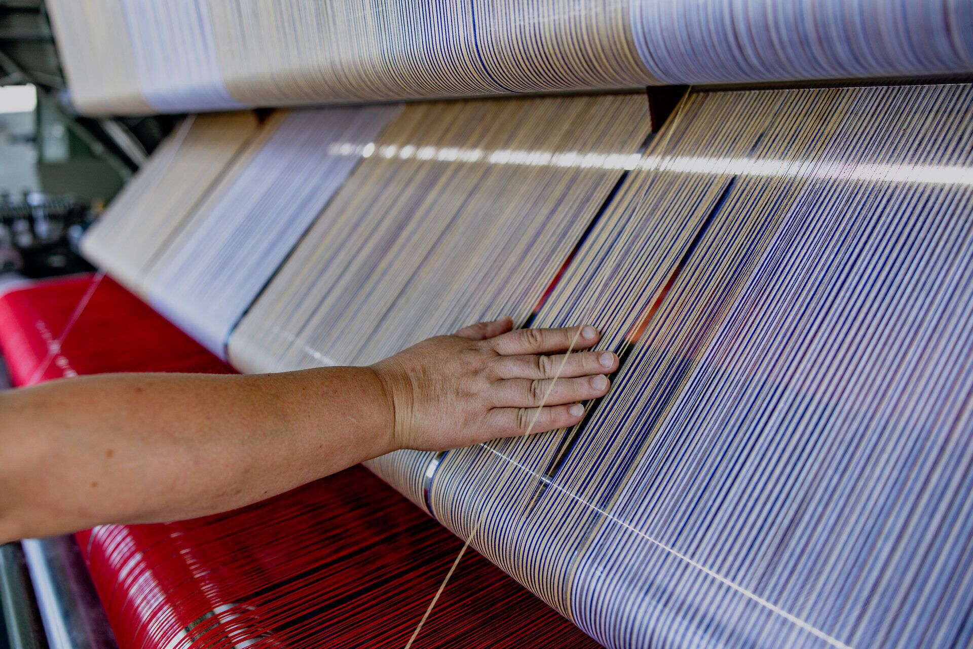 In der ältesten Frottierweberei Österreichs wird mit geschickten Händen und viel Leidenschaft an traditionellen Webstühlen gearbeitet. Die feinen Fäden tanzen im Rhythmus der Maschinen und schaffen einzigartige Textilien, die die Geschichte des Handwerks lebendig halten.