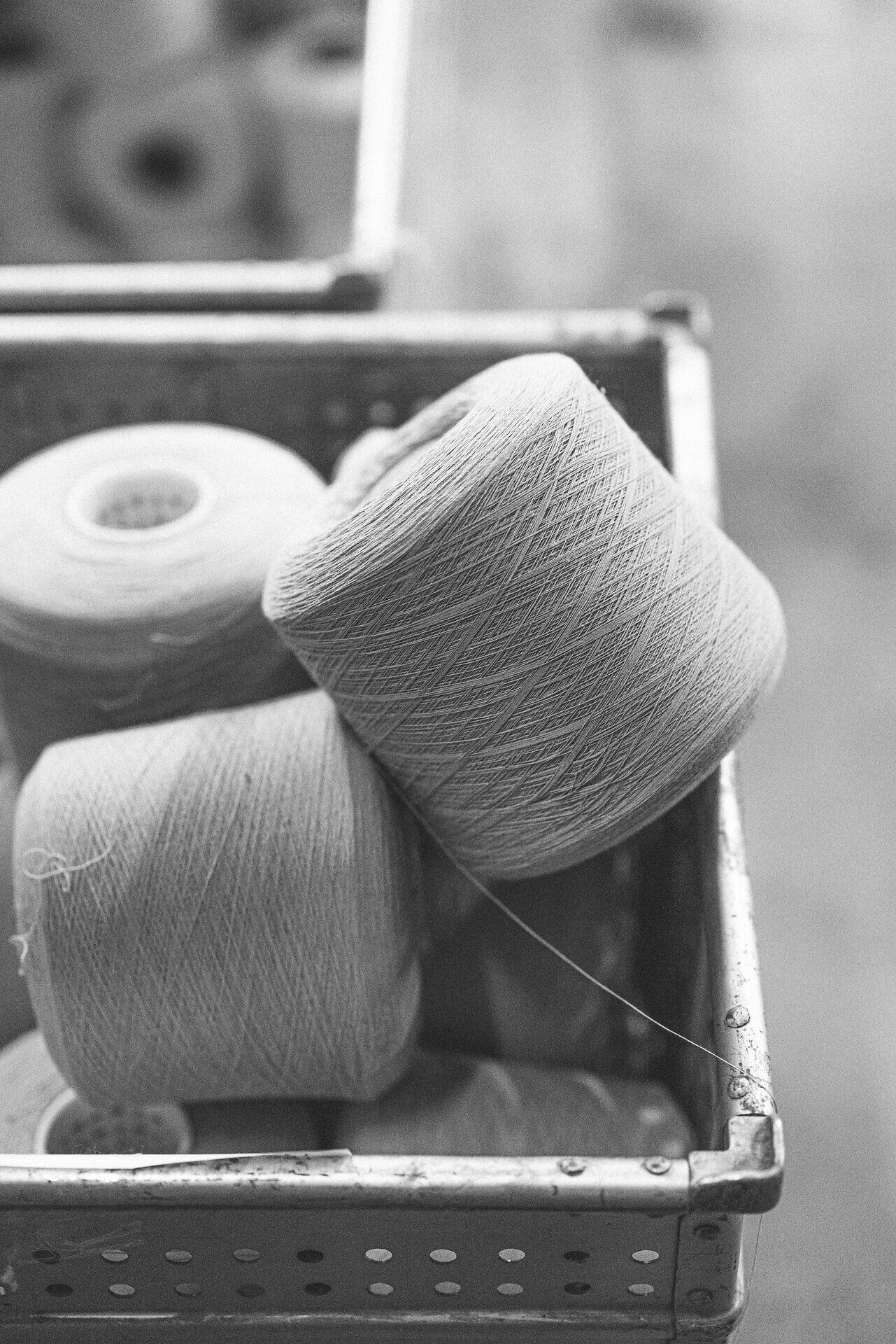 In der warmen Atmosphäre der Werkstatt entfaltet sich die Kunst des Textilhandwerks. Die sanften Farben der Garnrollen laden dazu ein, die Kreativität zu entdecken und eigene Projekte zu verwirklichen. Hier wird Tradition lebendig und die Liebe zum Detail spürbar.