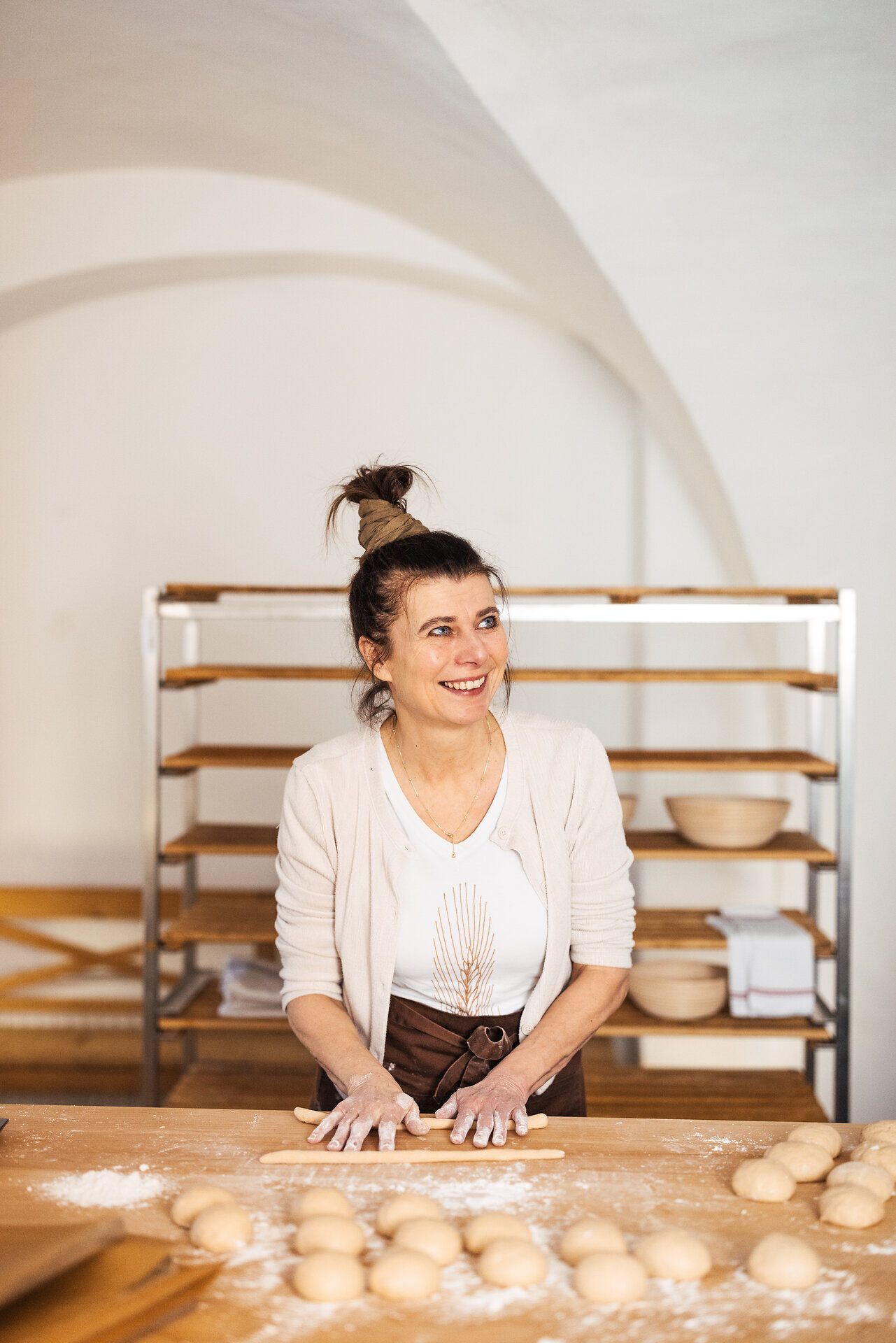 In der warmen, einladenden Atmosphäre der Brotbackschule wird mit Freude und Hingabe frischer Teig geknetet. Die strahlenden Augen der Bäckerin spiegeln die Leidenschaft für das Handwerk wider, während der Duft von frisch gebackenem Brot den Raum erfüllt. Hier erleben Besucher die Kunst des Brotbackens hautnah und können sich auf ein unvergessliches Geschmackserlebnis freuen.