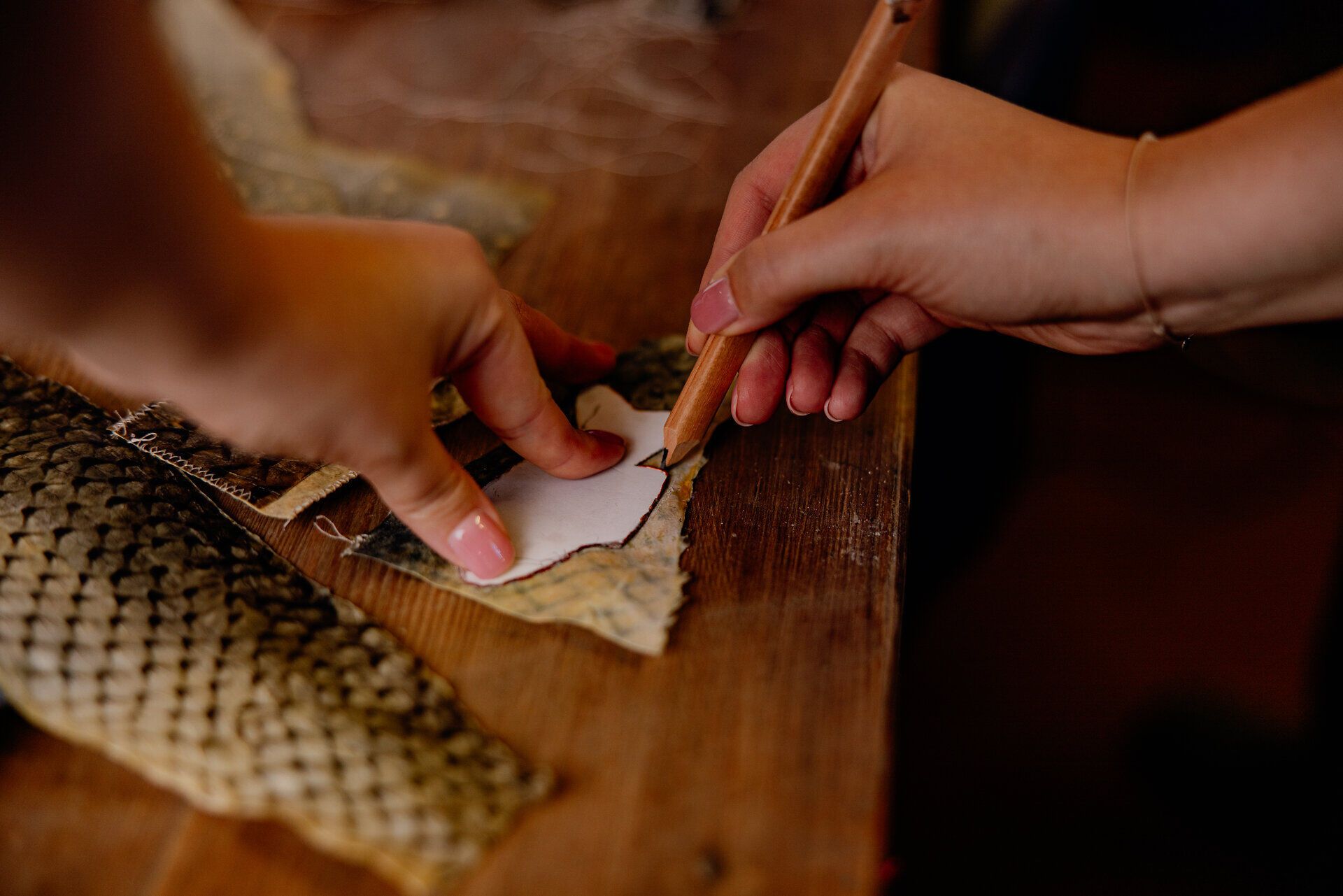In einer kreativen Werkstatt entstehen einzigartige Kunstwerke aus Fischleder. Die geschickten Hände formen mit Sorgfalt und Leidenschaft die Materialien, während die Atmosphäre von handwerklicher Tradition und Innovation erfüllt ist.