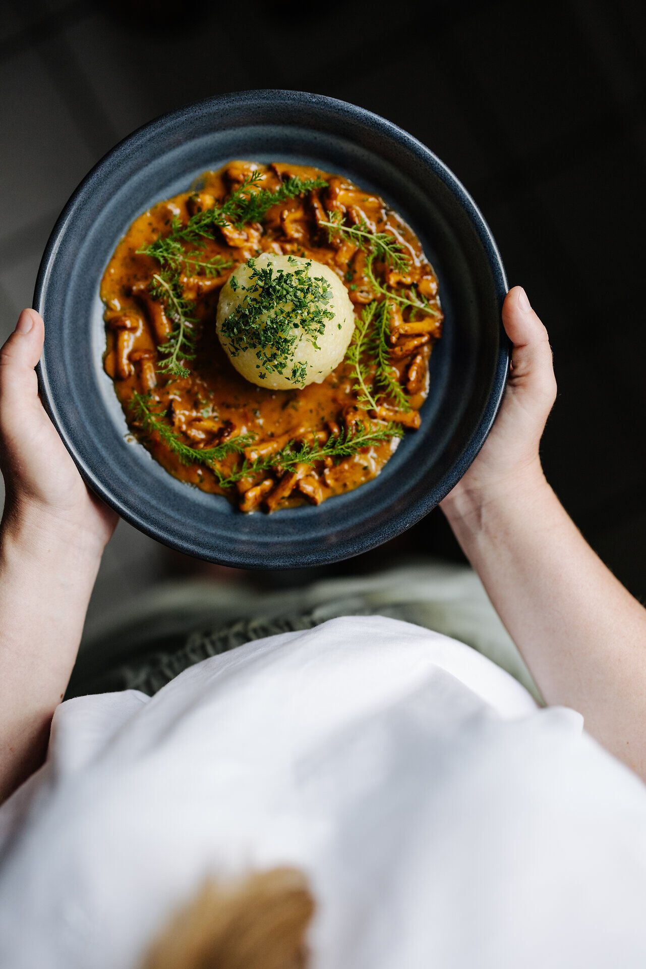 Ein köstlicher Erdäpfelknödel, umhüllt von einer cremigen Schwammerlsauce, lädt zu einem genussvollen Moment ein. Die frischen Kräuter verleihen dem Gericht eine aromatische Note, die die Sinne betört. Perfekt für eine entspannte Auszeit in der Natur.
