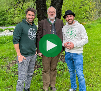3 Personen draußen vor einem Baum mit Blick in die Kamera