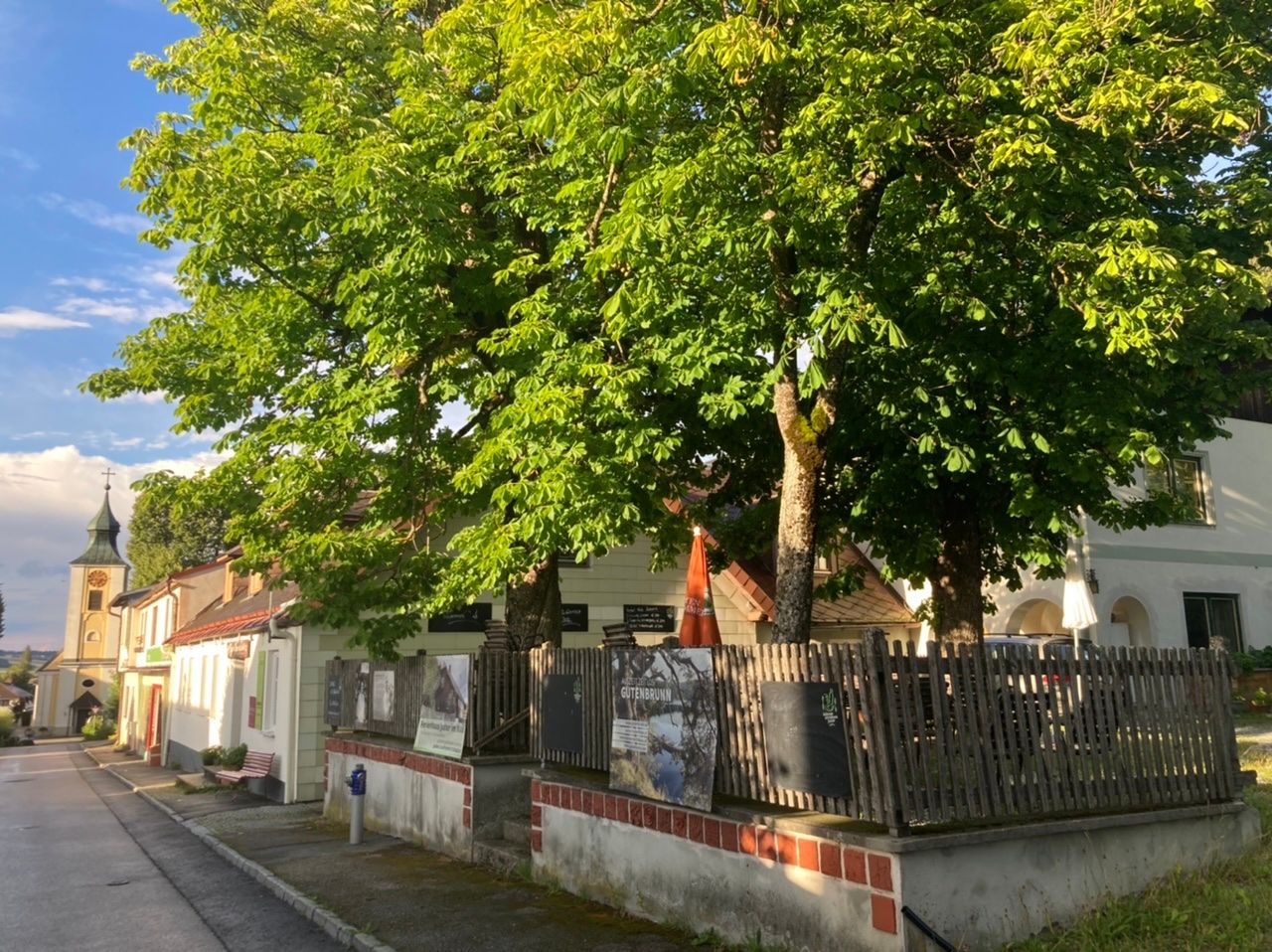 Bühnenwirtshaus Juster mit Kastaniengarten