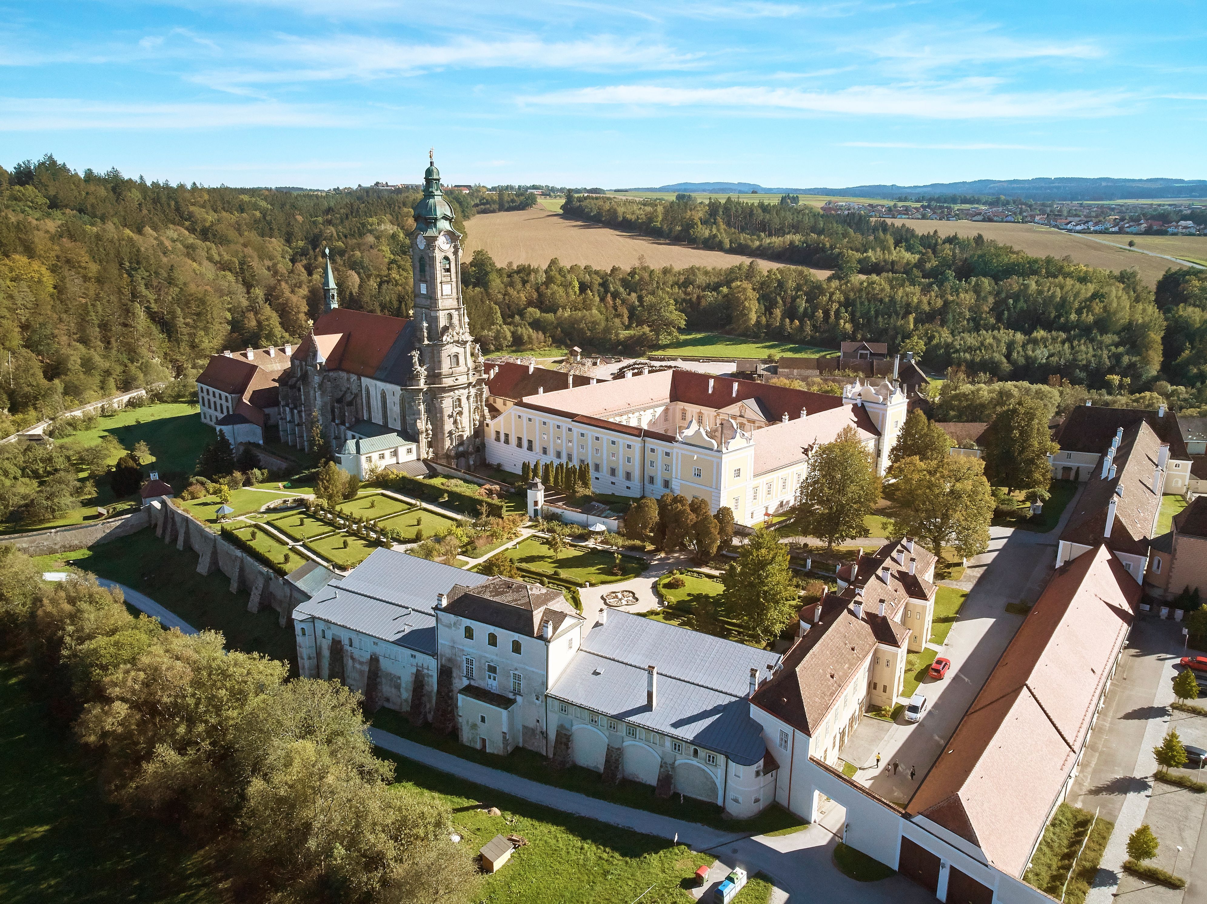 Luftaufnahme Stift Zwettl mit Stiftskirche und umliegenden Gebäuden