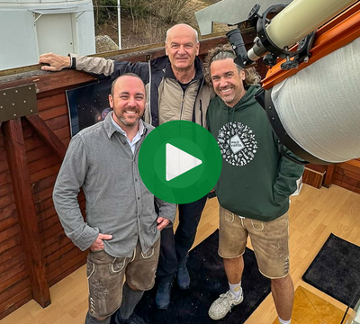 3 lachende Personen in der Sternwarte Martinsberg