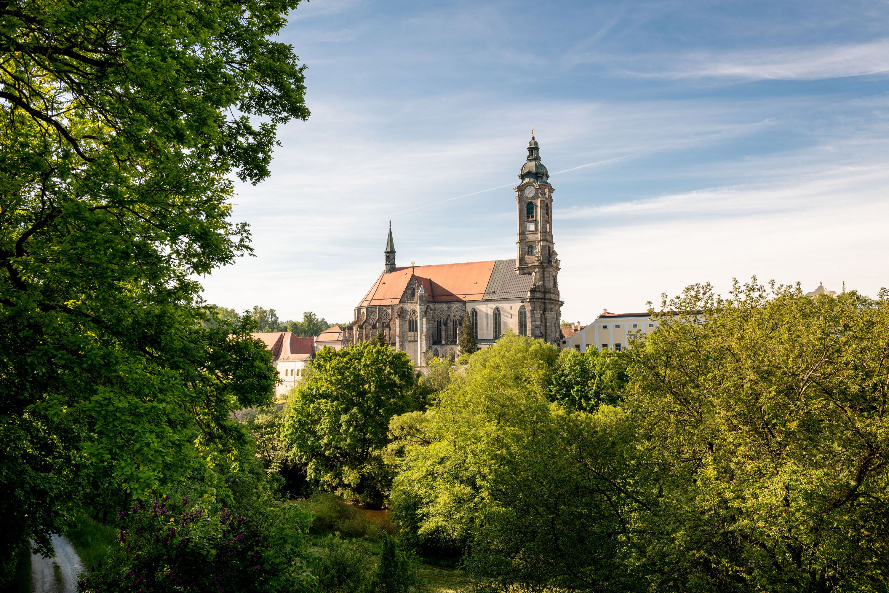 Stift Zwettl und Umgebung mit Bäumen im Frühling. 