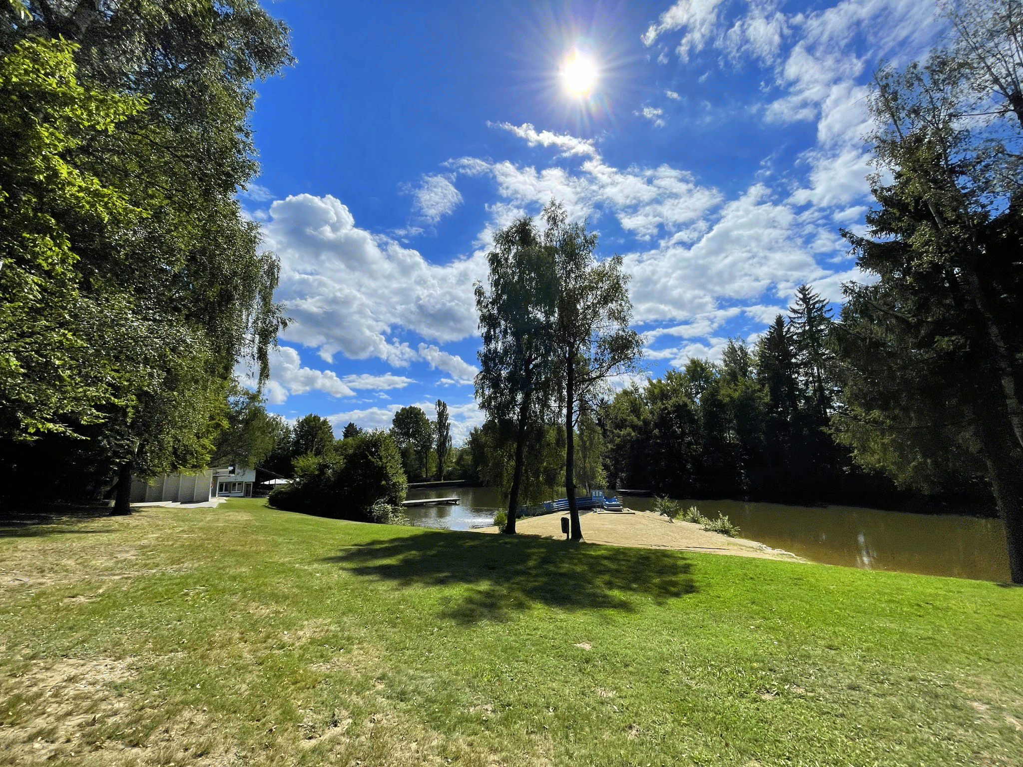 Blick von der Liegewiese auf den Teich
