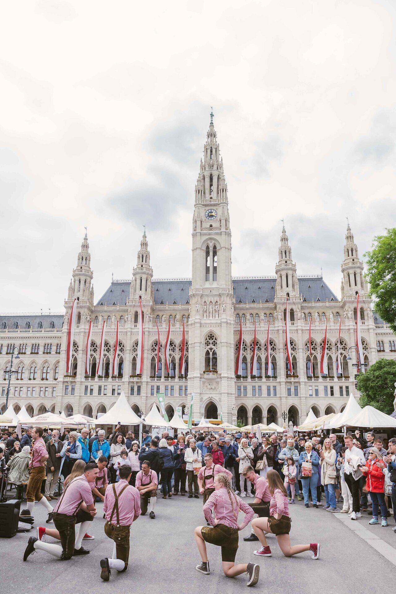 Schuhplattler bei ihrem Auftritt bei waldviertelpur, vor dem Wiener Rathaus