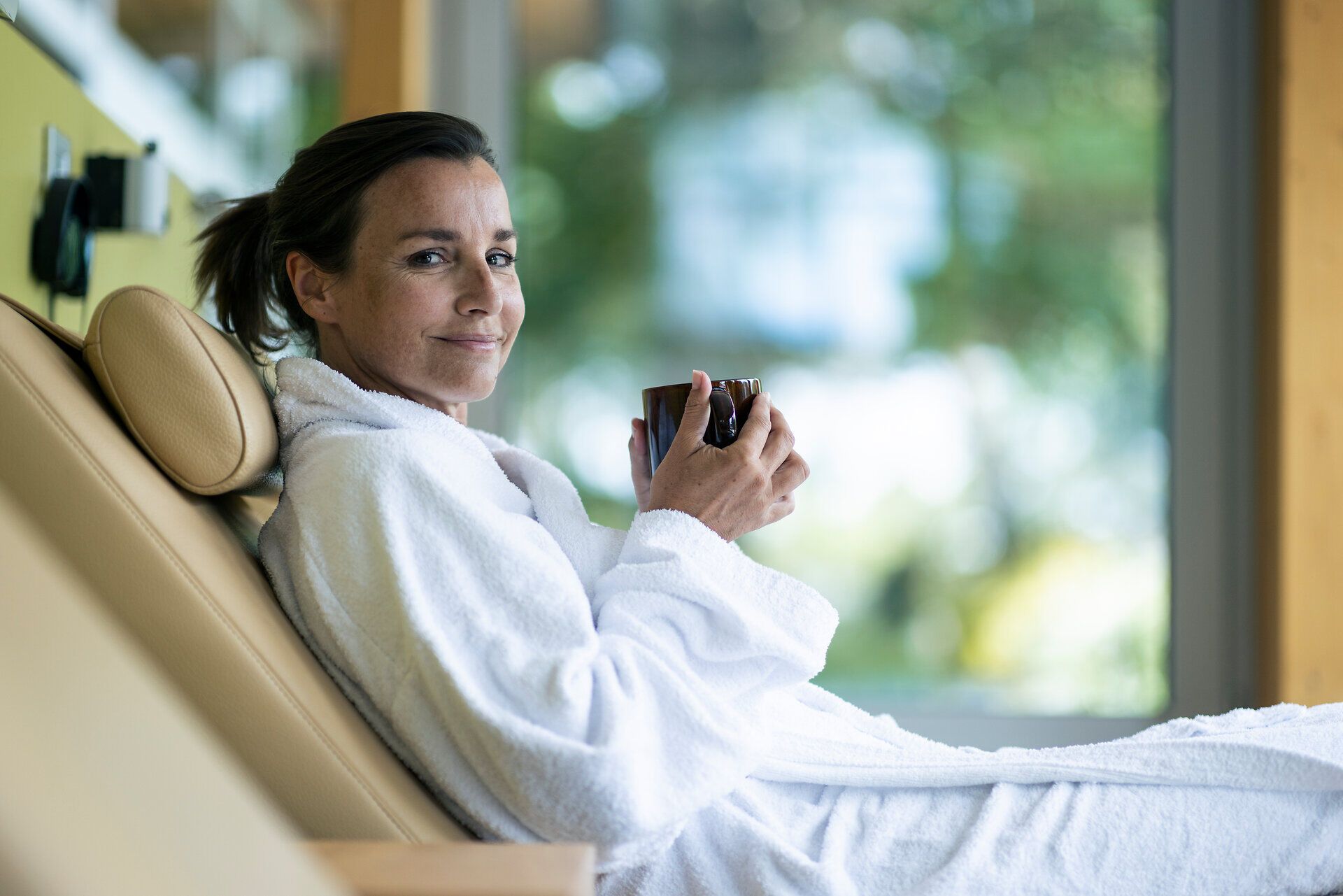 Eine Frau entspannt mit Tee im Gesundheitshotel Klosterberg im Waldviertel.