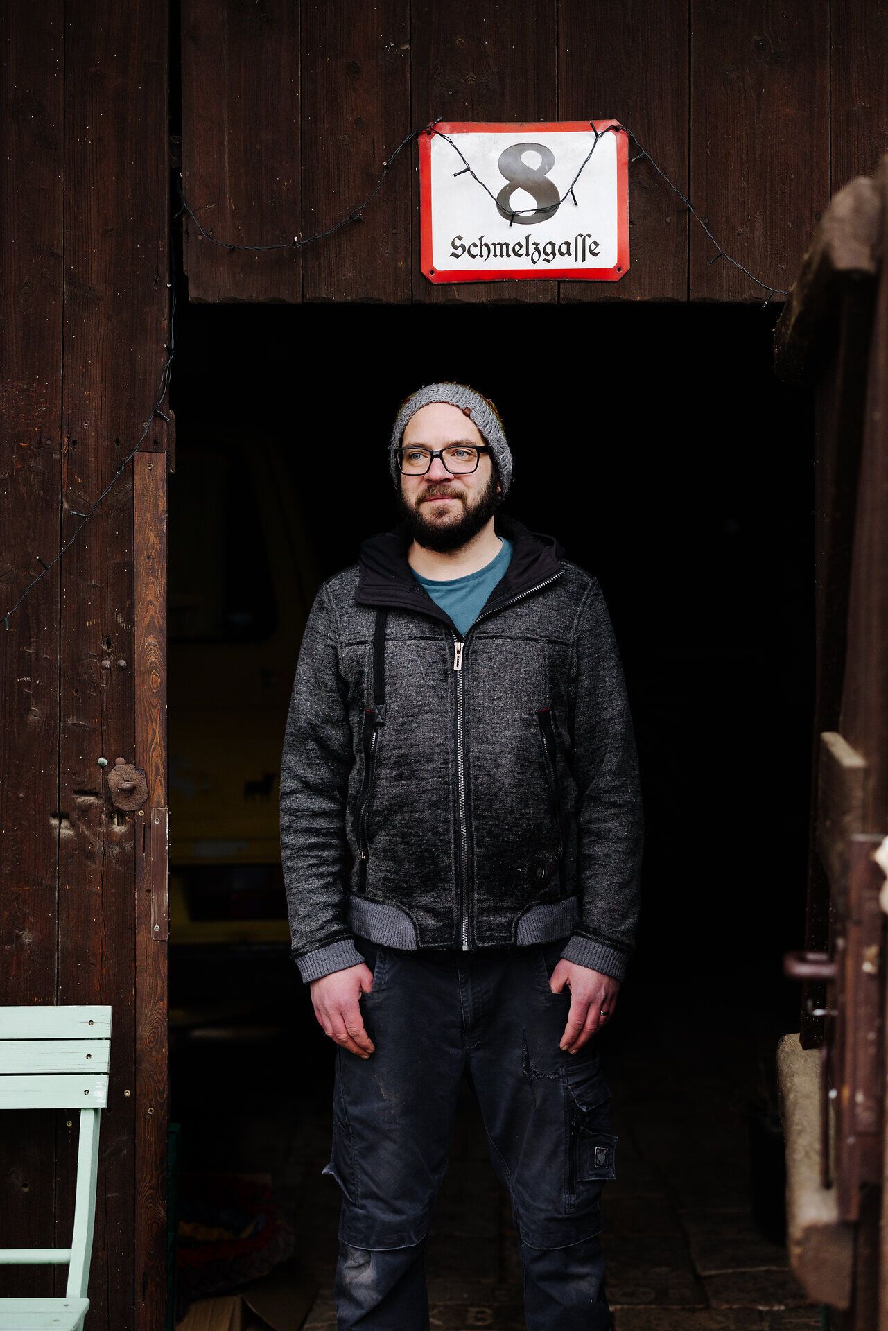 In der warmen Atmosphäre einer Werkstatt entstehen hier handgemachte Messer, die mit viel Leidenschaft gefertigt werden. Der Duft von Holz und die ruhigen Klänge des Handwerks laden dazu ein, die Kunst des Messerschmiedens hautnah zu erleben.