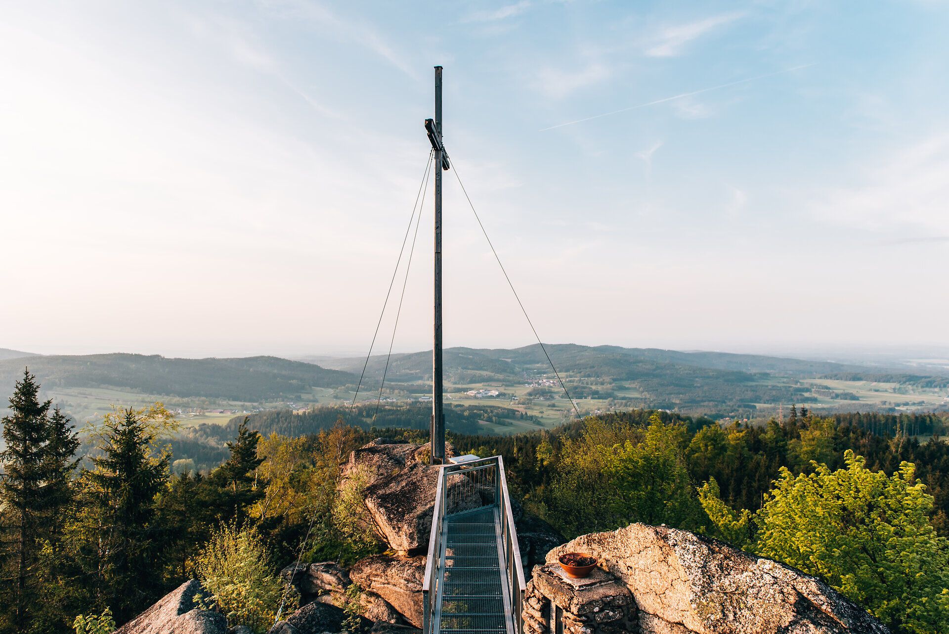 Ein atemberaubender Ausblick eröffnet sich über die sanften Hügel und dichten Wälder, während die frische Bergluft die Sinne belebt. Der majestätische Gipfel lädt dazu ein, die Ruhe der Natur zu genießen und die Schönheit der Landschaft in vollen Zügen zu erleben.