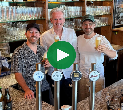 Drei Männer mit einem Zwettler Bier in der Hand