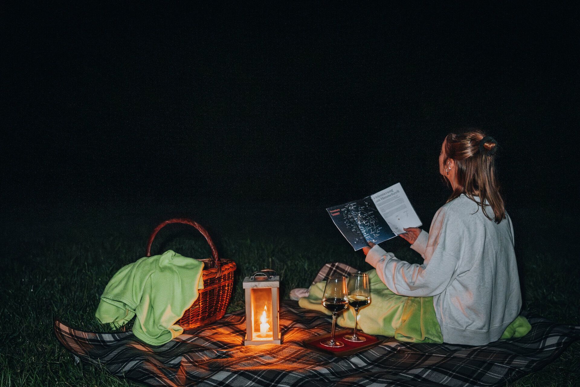 Unter dem funkelnden Sternenhimmel genießen Sie eine romantische Auszeit. Eine Decke, ein Korb voller Leckereien und ein Glas Wein laden zum Verweilen ein. Lassen Sie sich von der Magie der Nacht verzaubern und beobachten Sie die Sterne, die über Ihnen strahlen.
