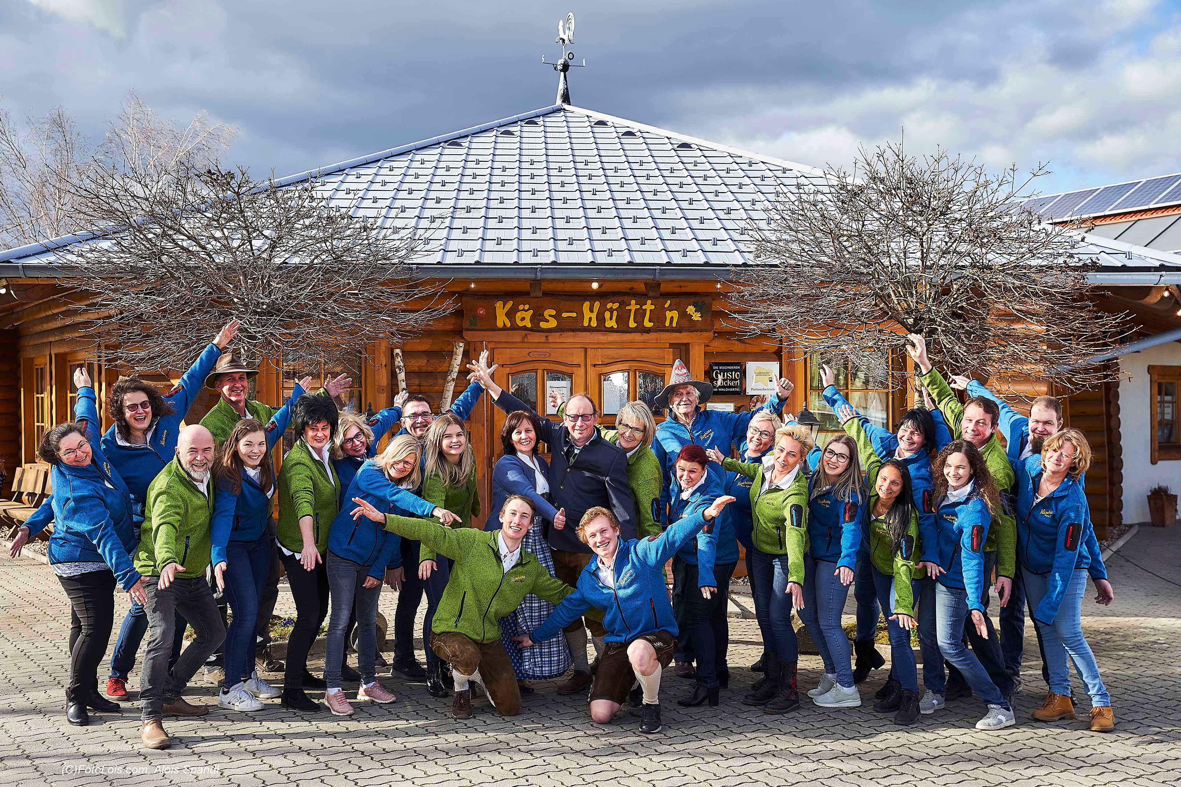 Familie mit Mitarbeitern der Käsehütte Stix