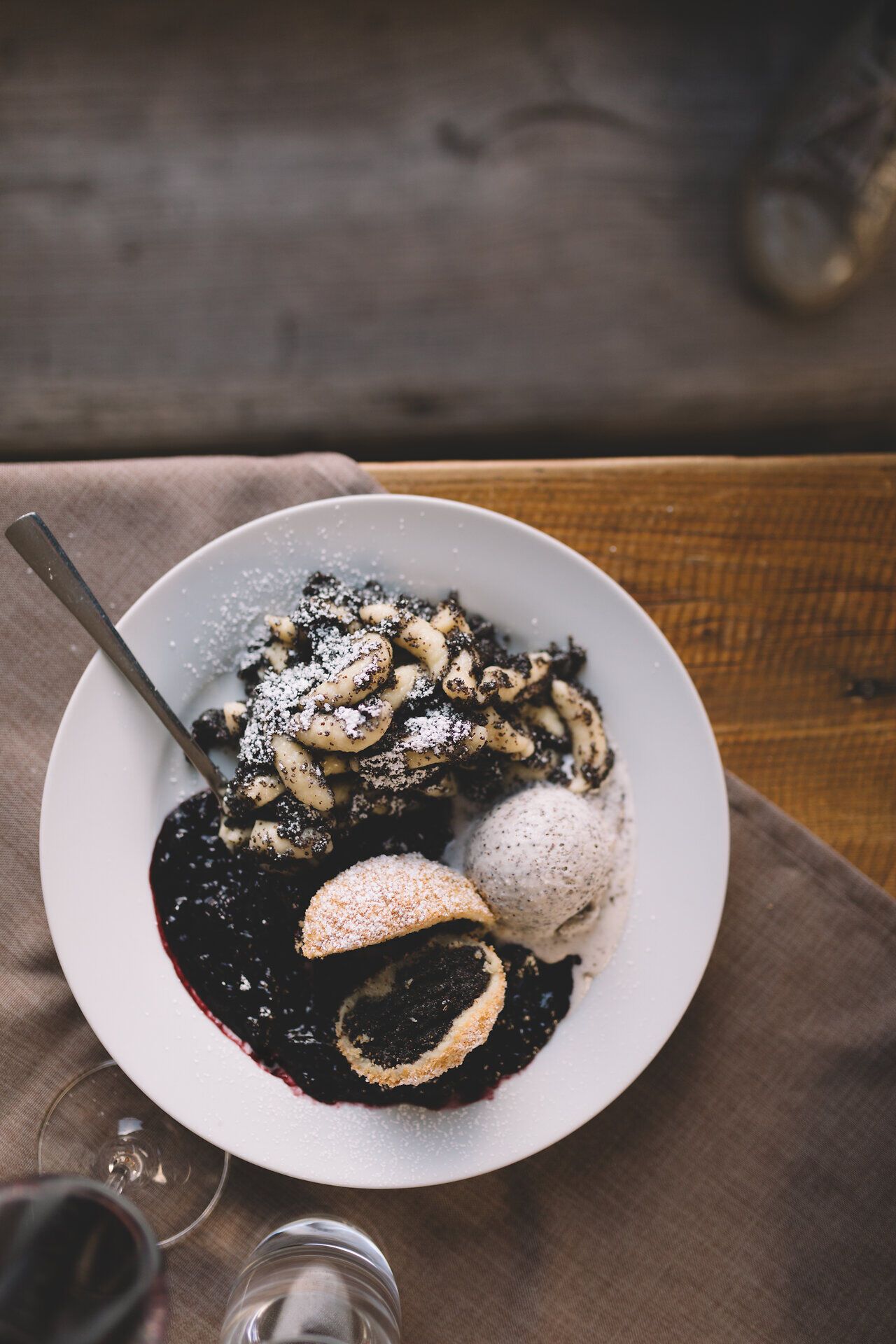 Genießen Sie die köstlichen Mohnspezialitäten in einem einladenden Wirtshaus, wo Tradition und Geschmack aufeinandertreffen. Die zarten Mohnnudeln und Mohnknödel, serviert mit einer fruchtigen Beilage, laden zu einem unvergesslichen kulinarischen Erlebnis ein.