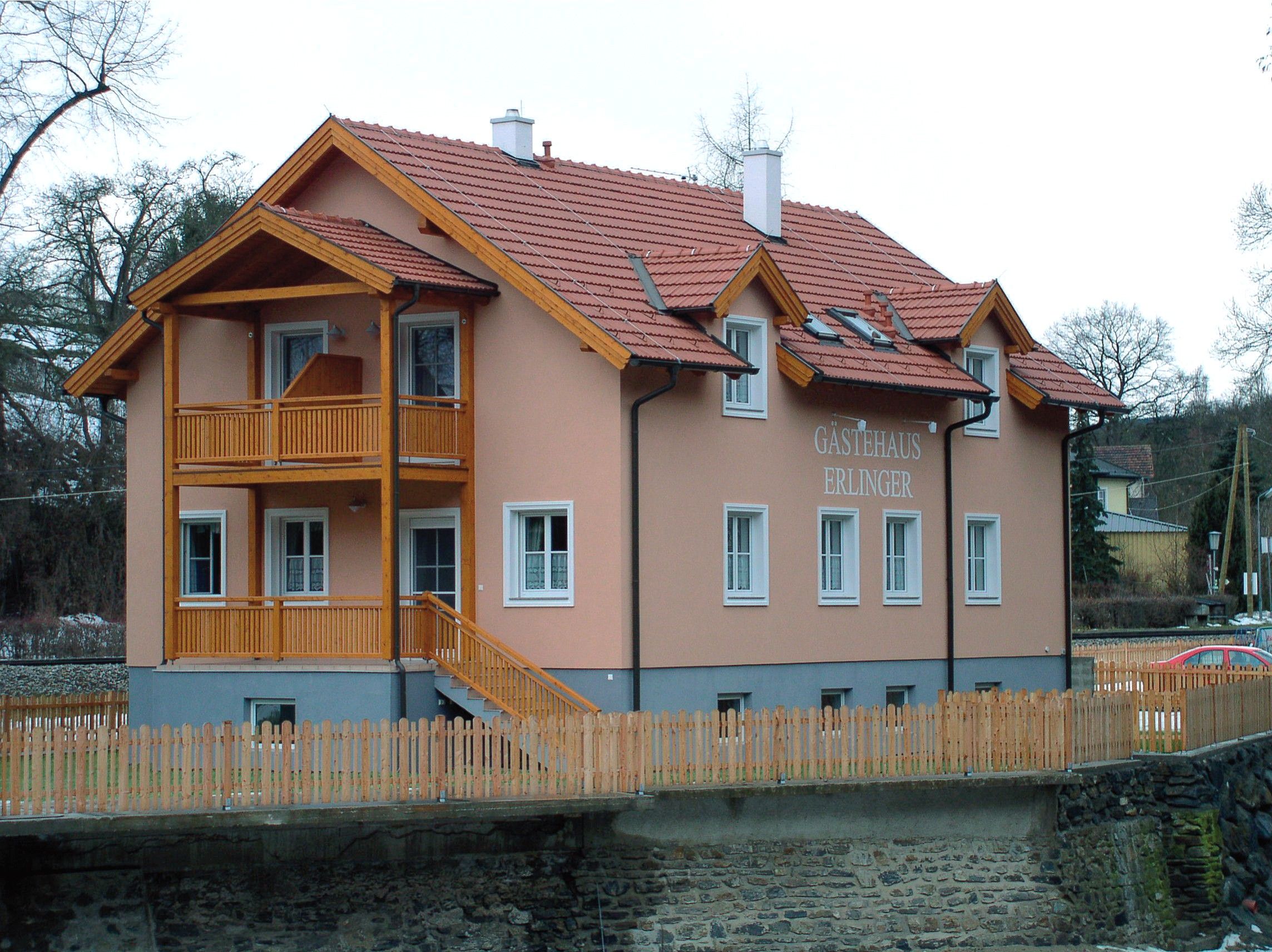 Gästehaus Erlinger mit Holzveranda und Zaun.