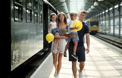 Eine fröhliche Familie genießt einen unvergesslichen Ausflug an der Waldviertelbahn. Die Kinder halten bunte Luftballons in den Händen, während sie die malerische Kulisse der Bahnstation bewundern. Die warme Sonne und die frische Luft schaffen eine einladende Atmosphäre für einen perfekten Sommertag.