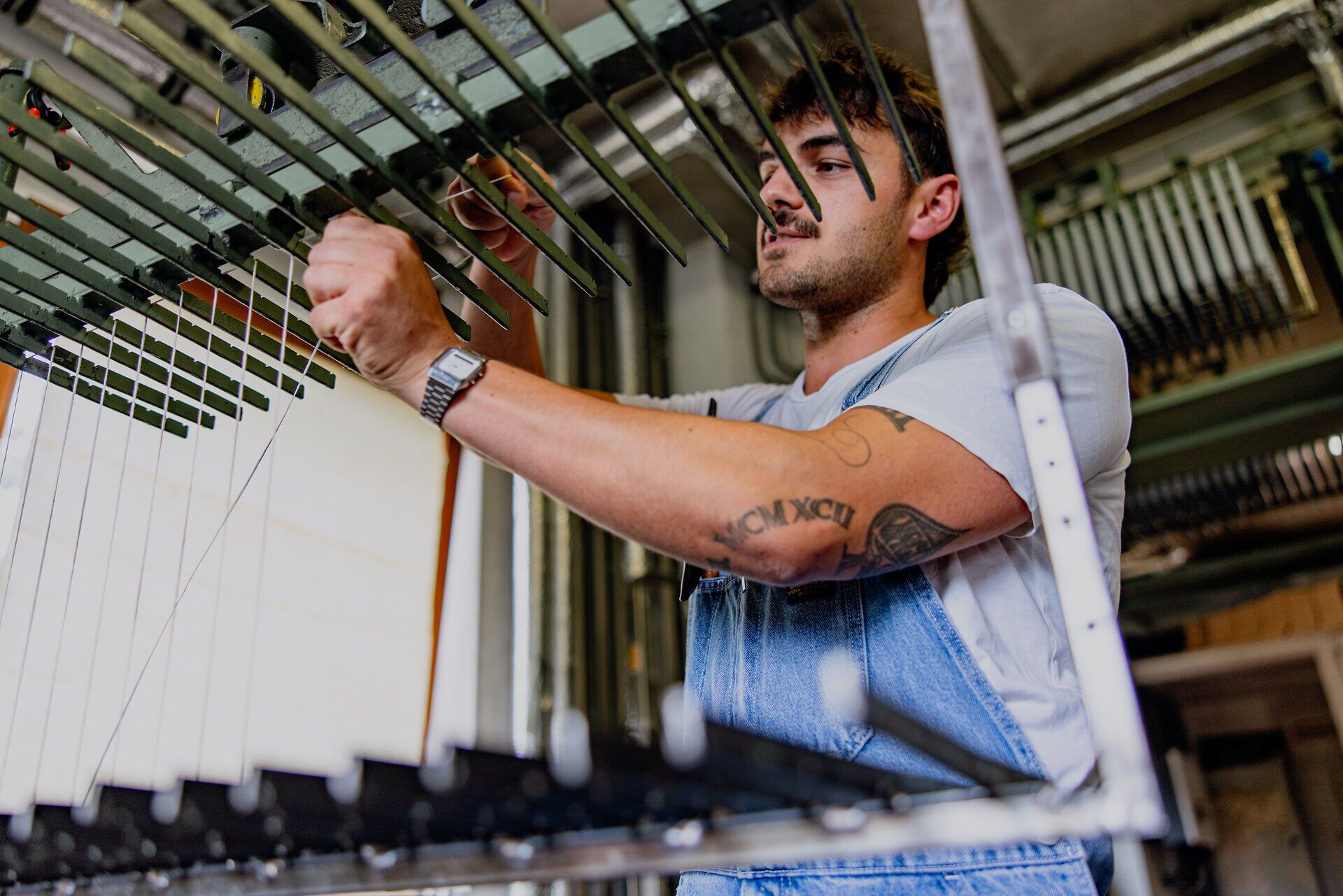 In einer kreativen Werkstatt entstehen mit viel Geschick und Leidenschaft handgefertigte Kerzen. Der Duft von Wachs und die warmen Farben schaffen eine einladende Atmosphäre, die zum Verweilen einlädt und die Sinne verzaubert.