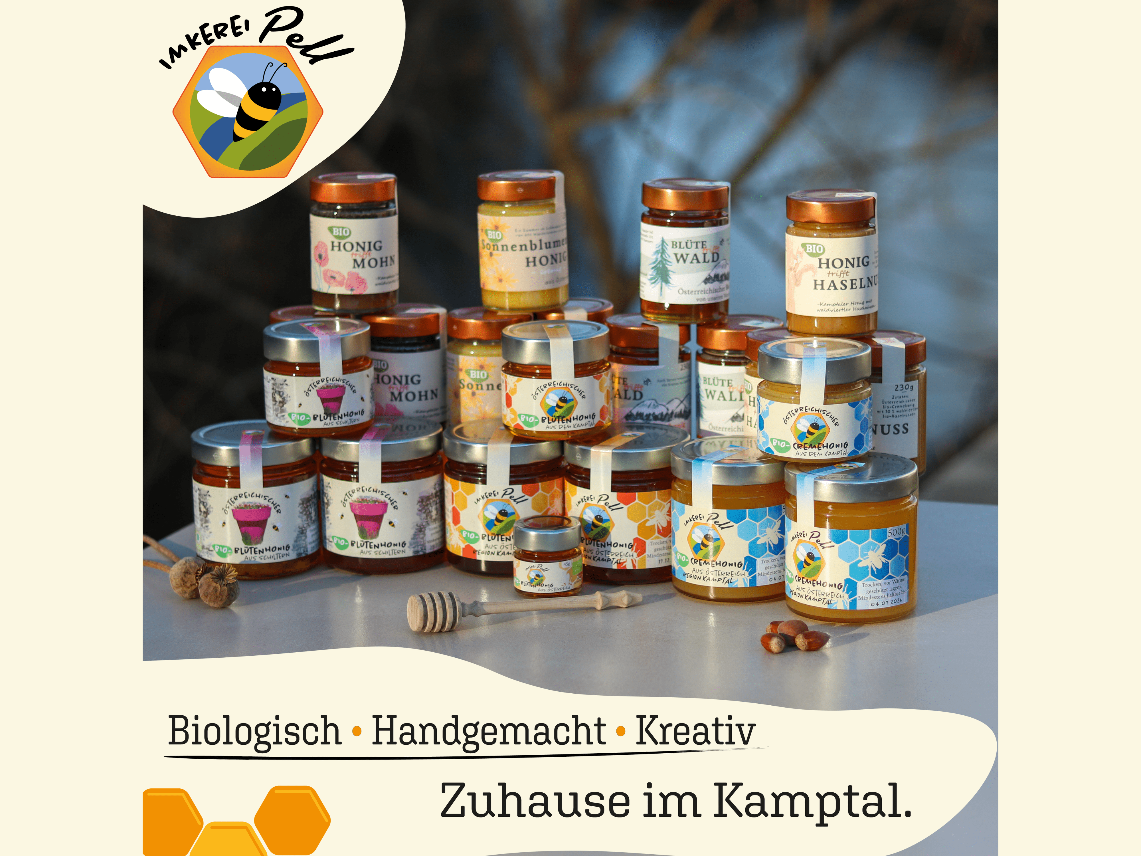 Verschiedene Honiggläser der Imkerei Pell auf einem Tisch arrangiert.
