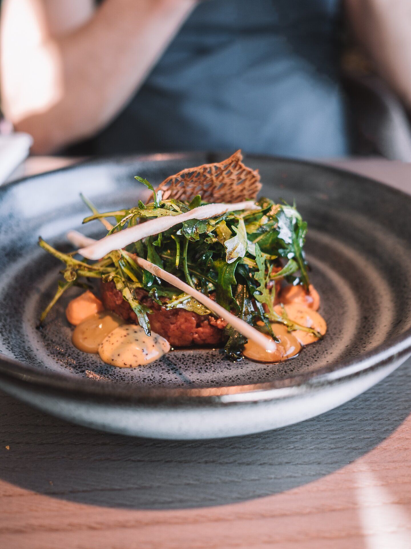 Ein köstliches Gericht, liebevoll angerichtet, lädt dazu ein, die Aromen der Region zu entdecken. Frische Kräuter und eine kreative Präsentation versprechen ein unvergessliches Geschmackserlebnis. Genießen Sie die herzliche Wirtshauskultur inmitten der malerischen Landschaft des Waldviertels.