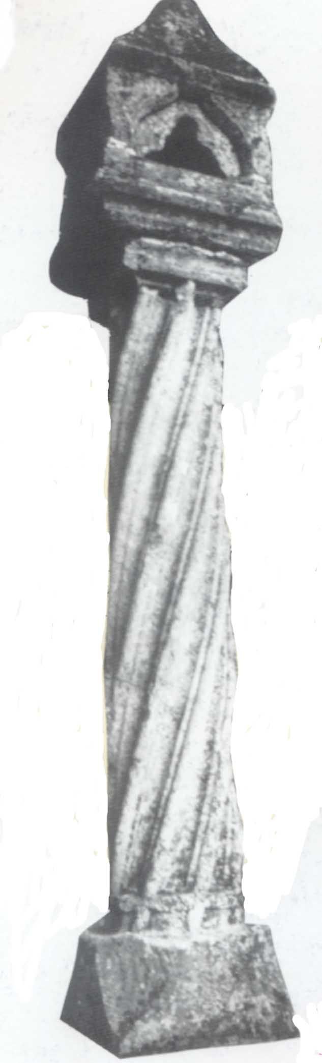 Steinsäule mit gedrehtem Muster und Kreuzmotiv.