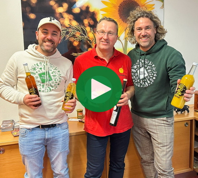 3 Personen mit verschiedenen Kriecherl Produkten in der Hand mit Blick in Kamera