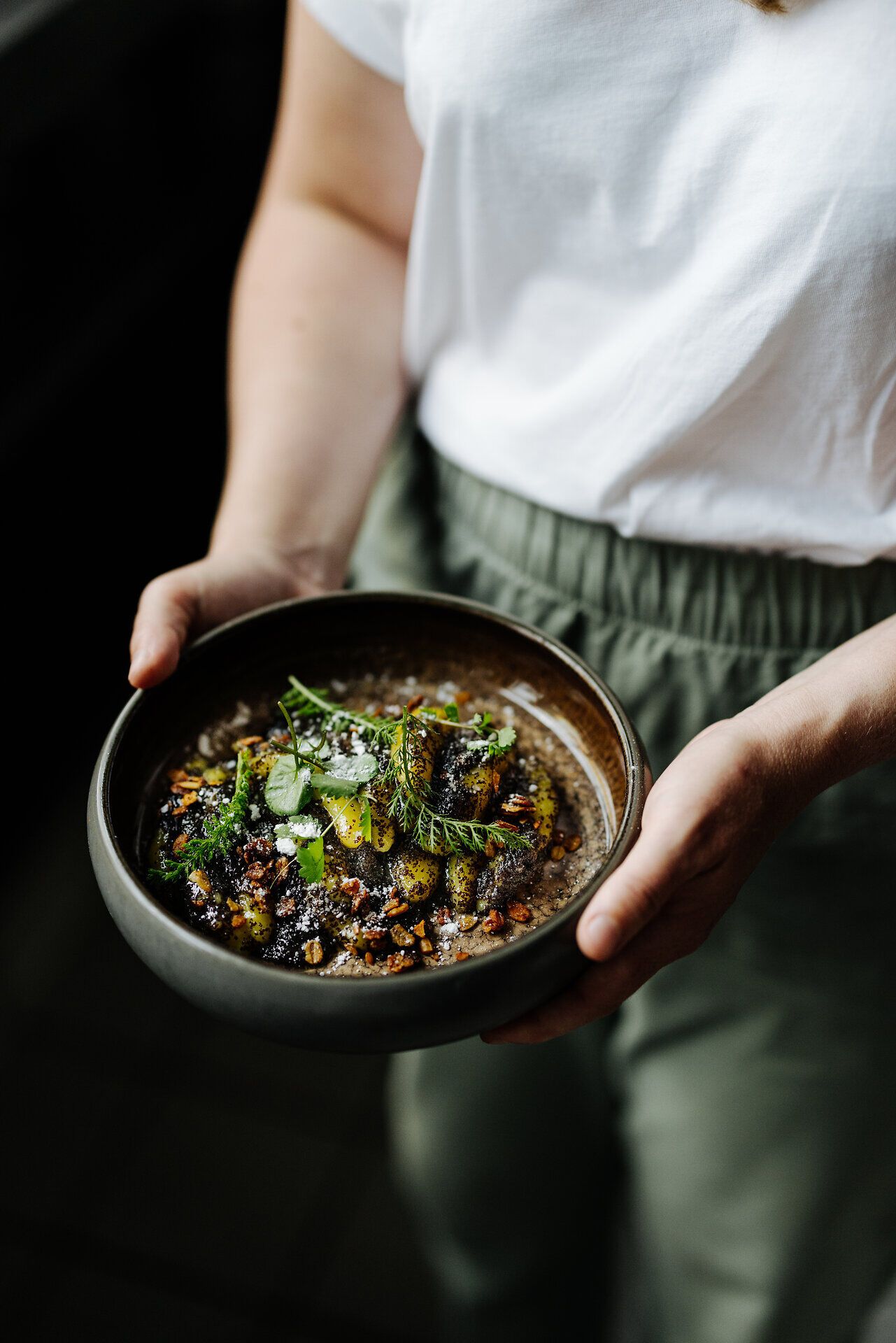 Ein köstlicher Teller Mohnnudeln, liebevoll angerichtet und garniert mit frischen Kräutern, lädt zum Genießen ein. Die harmonische Kombination aus Aromen und Farben verspricht ein unvergessliches Geschmackserlebnis. Ideal für alle, die die kulinarischen Schätze der Region entdecken möchten.