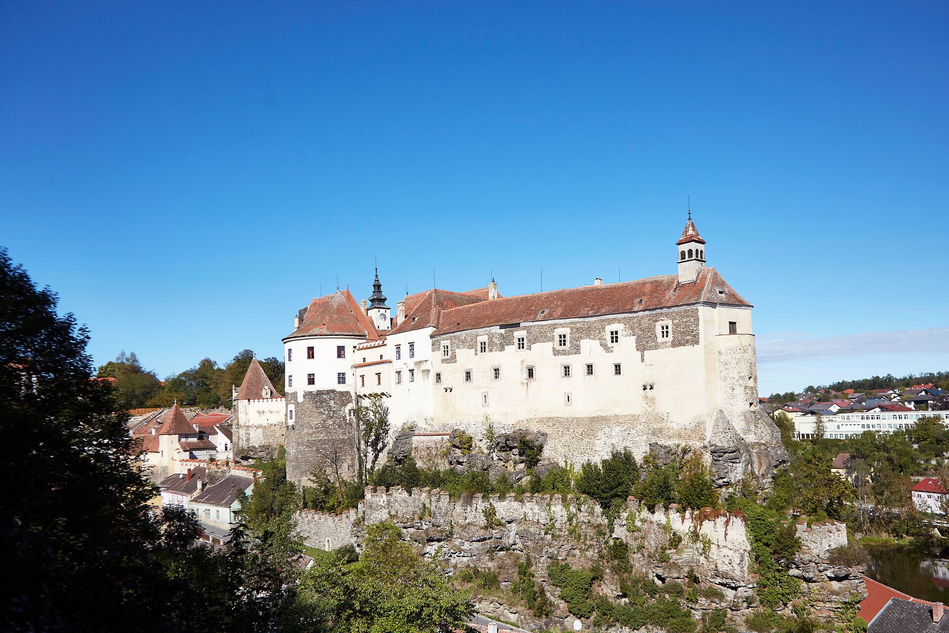 Die majestätische Burg thront stolz auf einem Felsen und bietet einen atemberaubenden Blick auf die umliegende Landschaft. Umgeben von üppigem Grün und blauen Himmel, lädt dieser historische Ort dazu ein, in die faszinierende Geschichte einzutauchen und die Schönheit der Natur zu genießen.