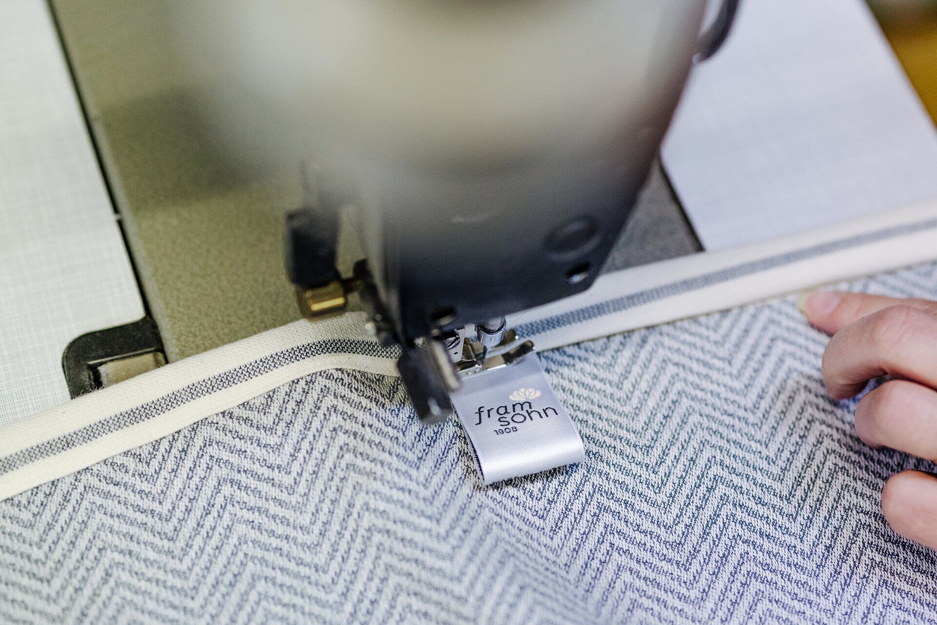 Die Nähmaschine schnurrt leise, während feine Stoffe in sanften Wellen über die Tischkante gleiten. Hier, wo Handwerk und Kreativität aufeinandertreffen, entsteht mit jedem Stich ein Stück Lebensqualität. Ein Ort, der die Liebe zur Textilkunst spürbar macht.