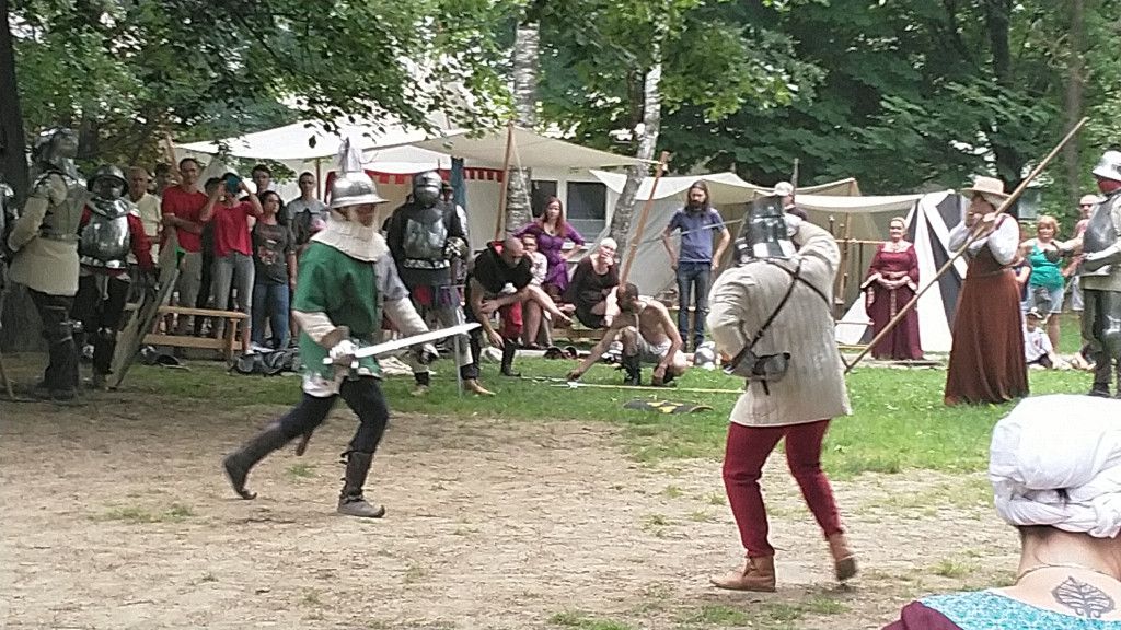 Schwertkampf Mittelalterfest Schlosspark Groß-Siegharts