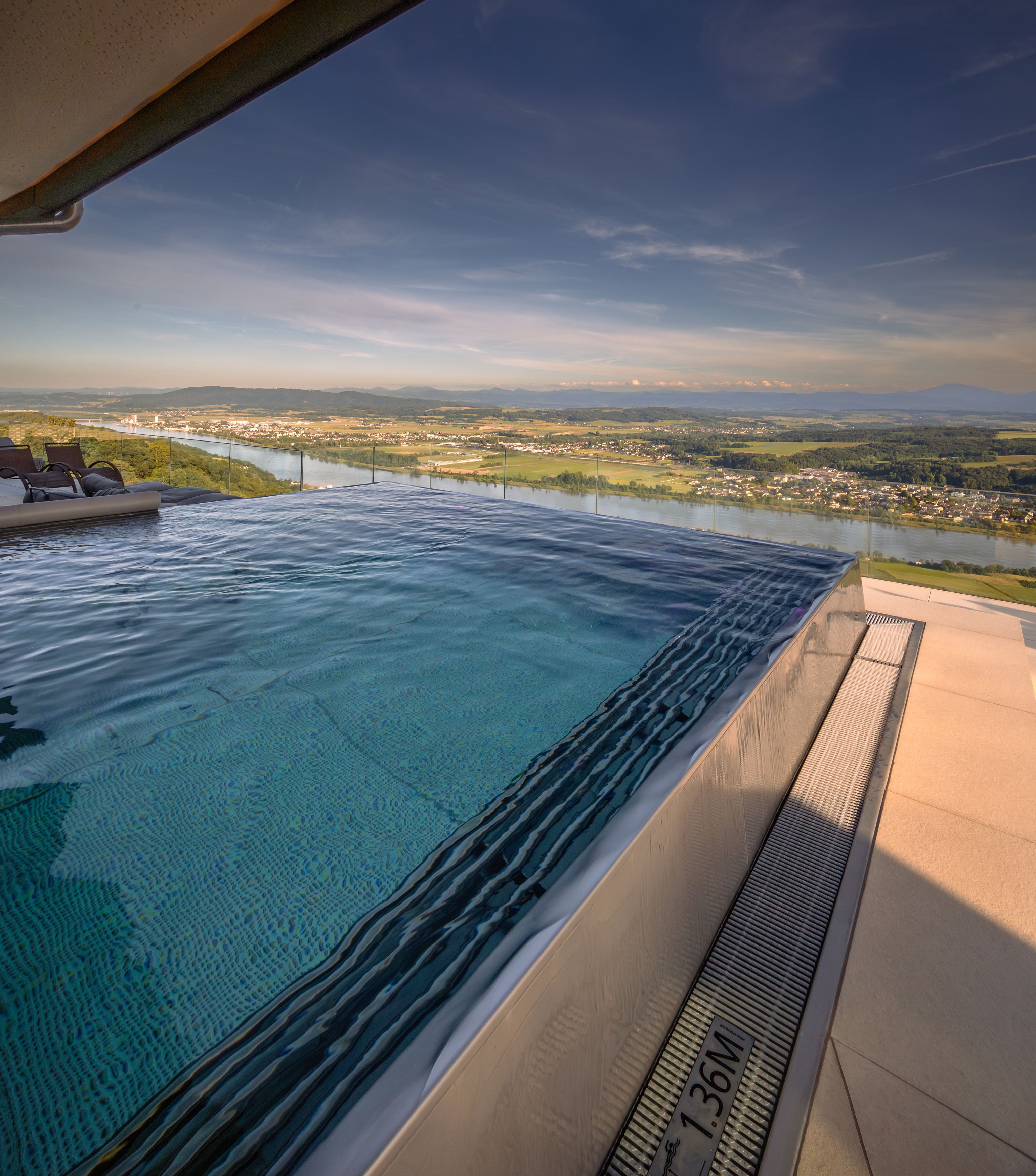 Infinity-Pool mit Blick auf Fluss und Landschaft.