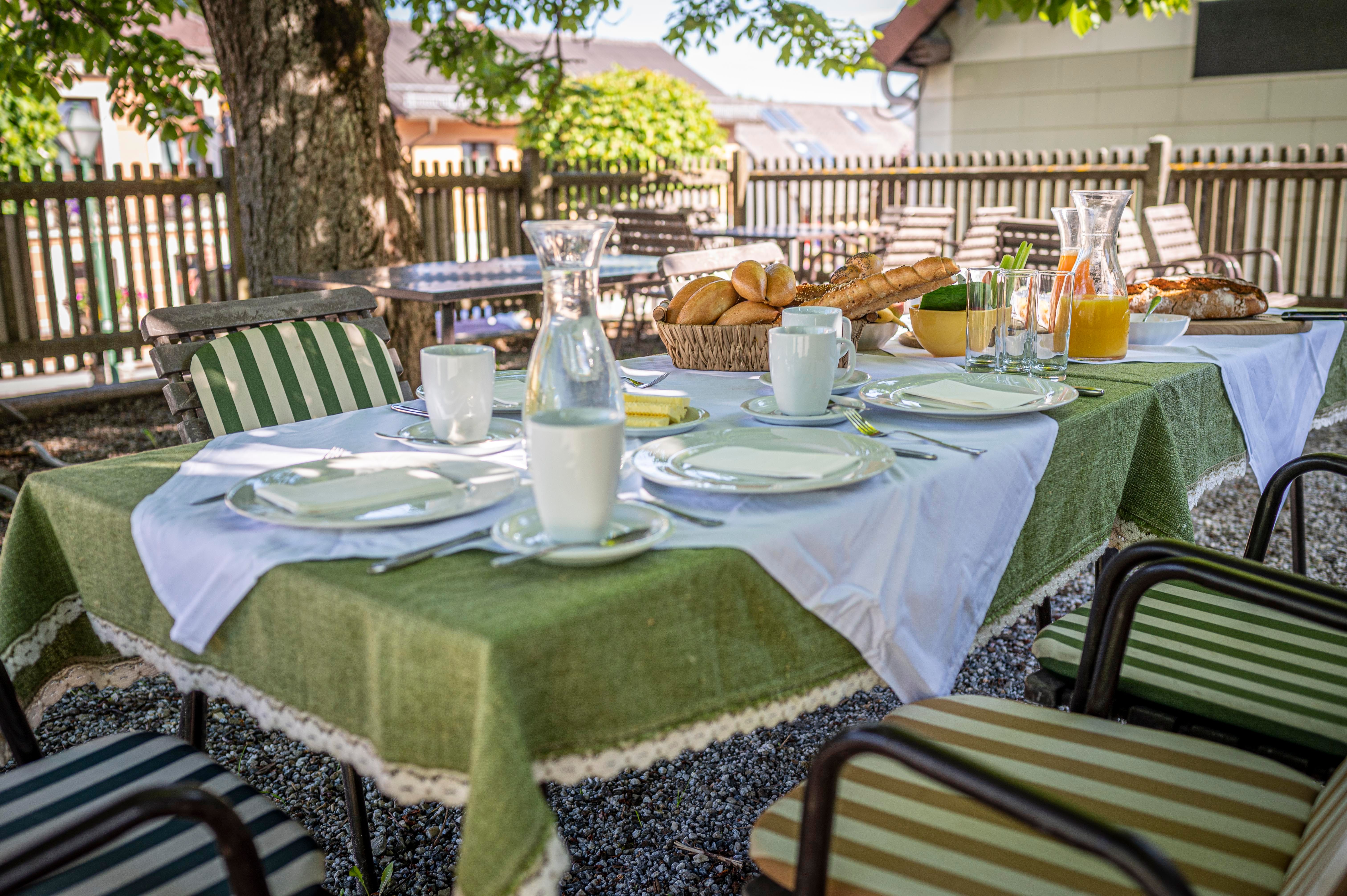 Frühstück im Gastgarten