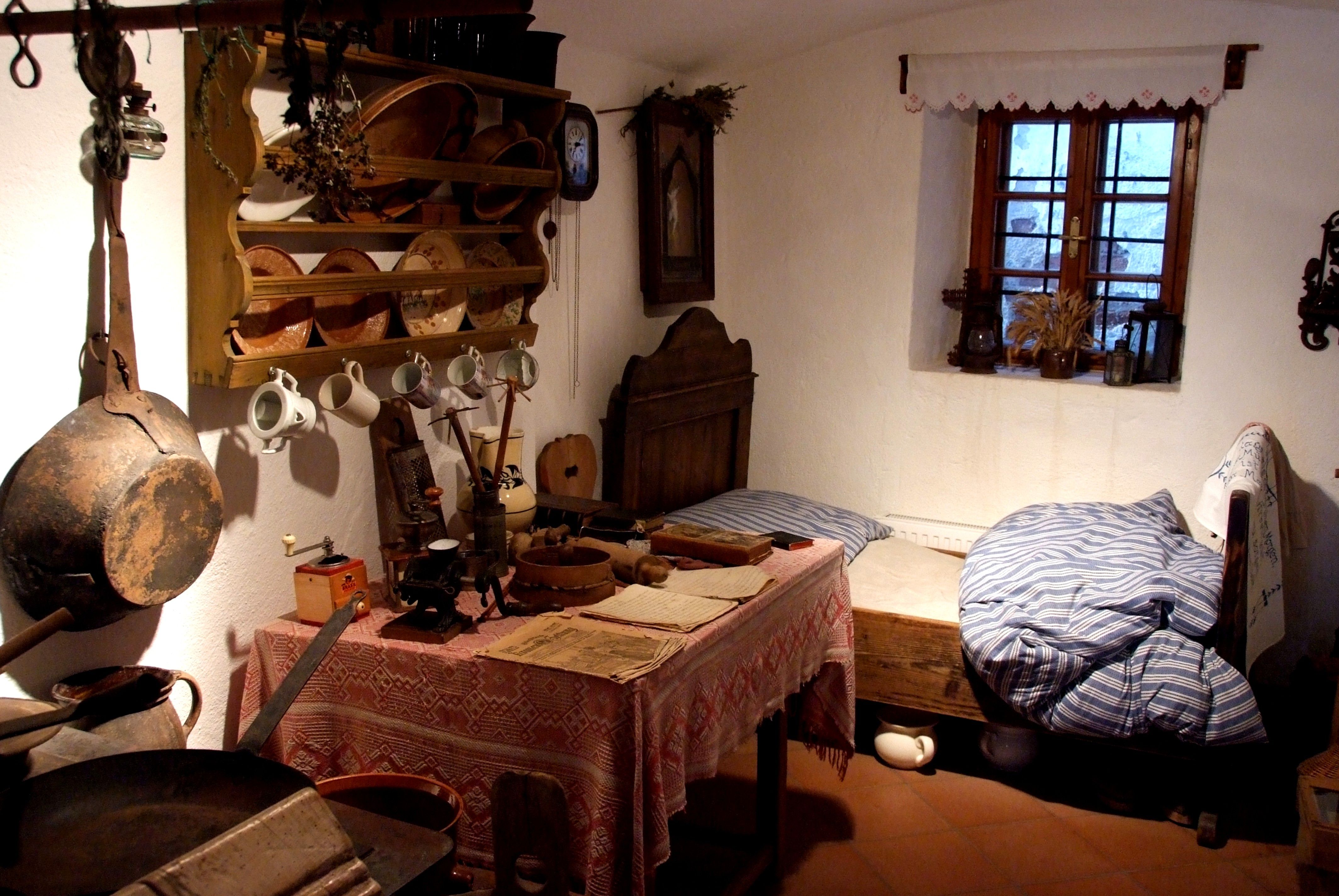 Ein rustikales Zimmer im Heimatmuseum Kautzen mit antiken Möbeln und Küchenutensilien.