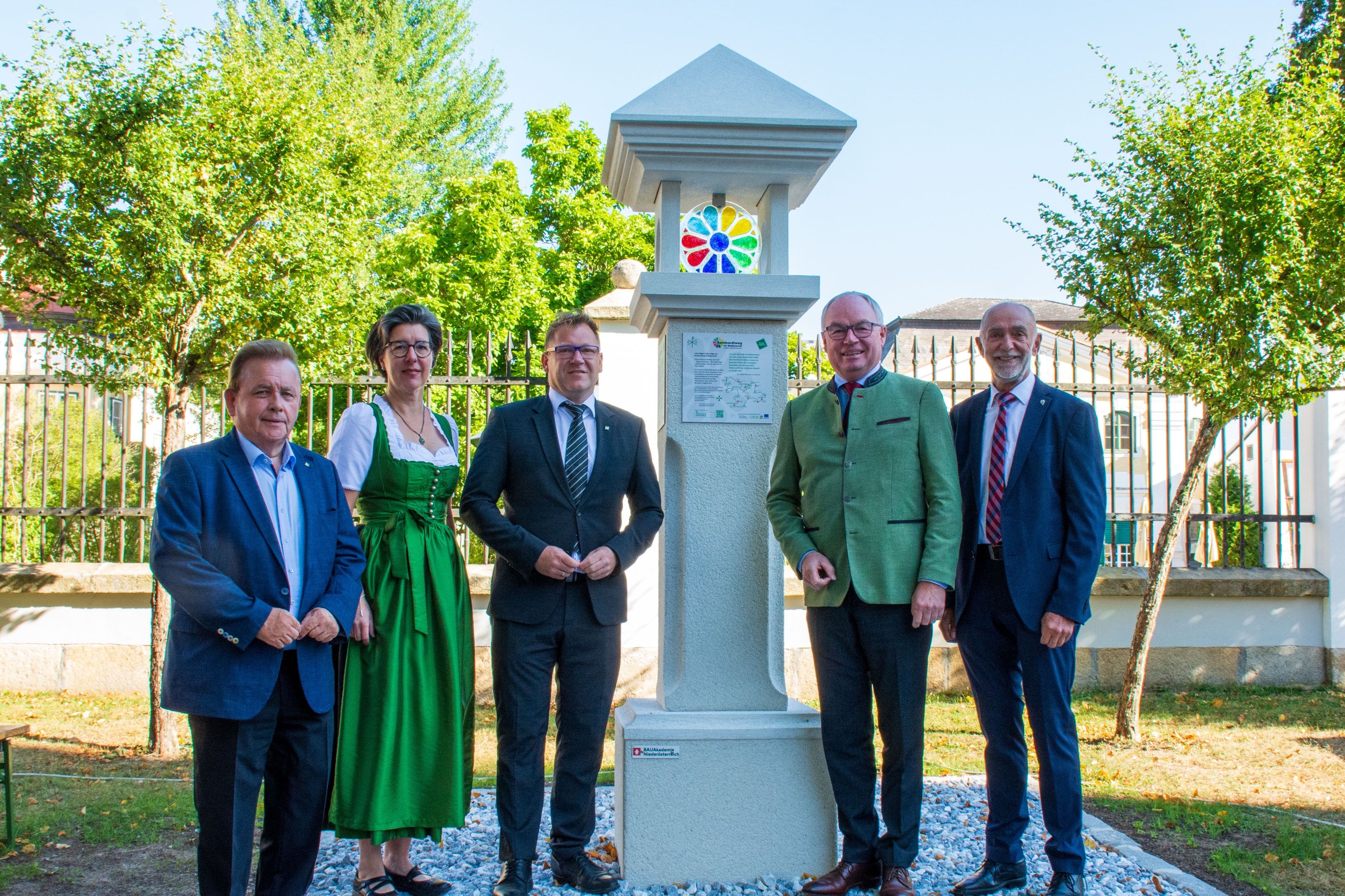 5 Personen neben einem Marterl