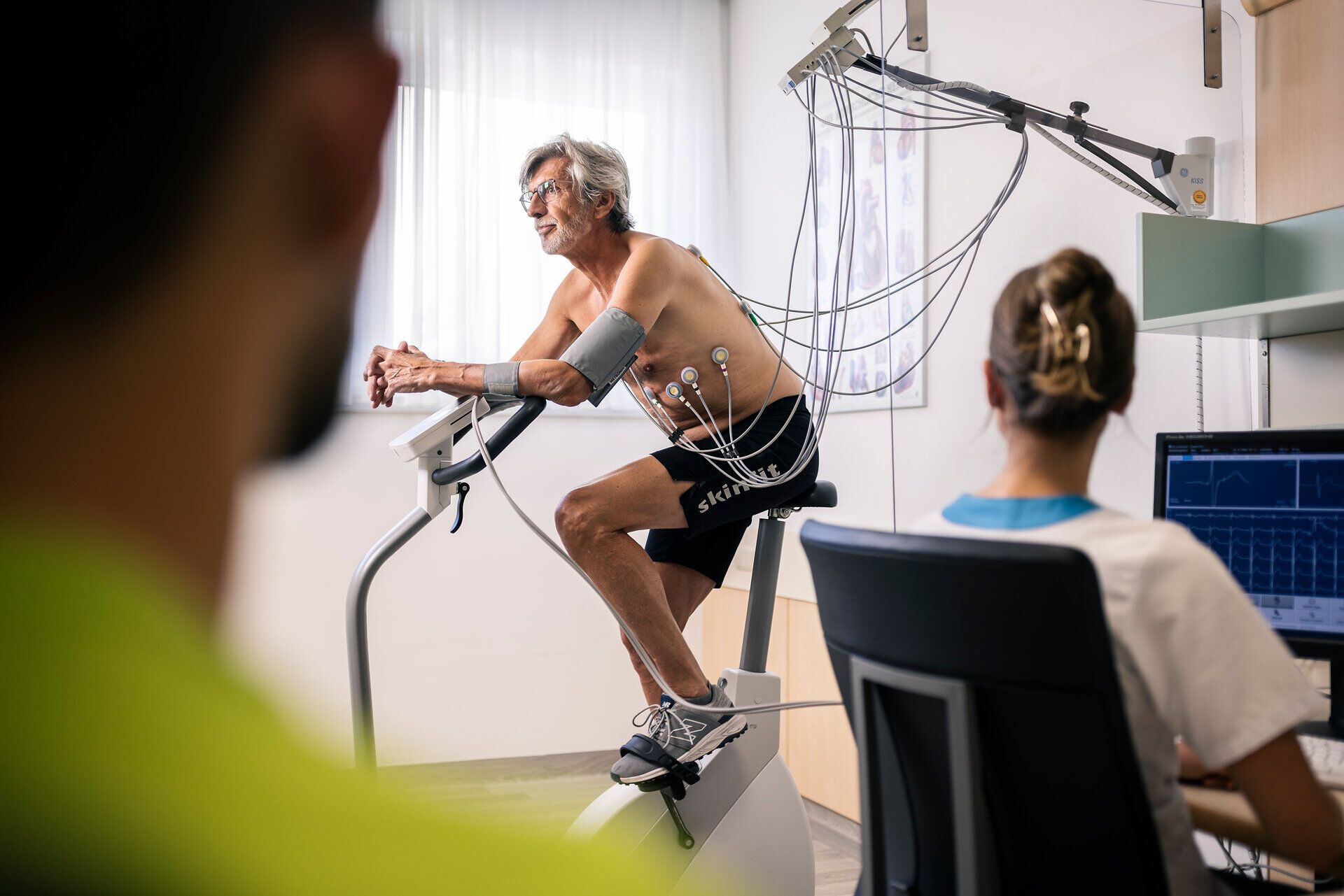Ein Mann trainiert mit Messgeräten auf einem Ergometer im Herz-Kreislauf-Zentrum Groß Gerungs im Waldviertel.