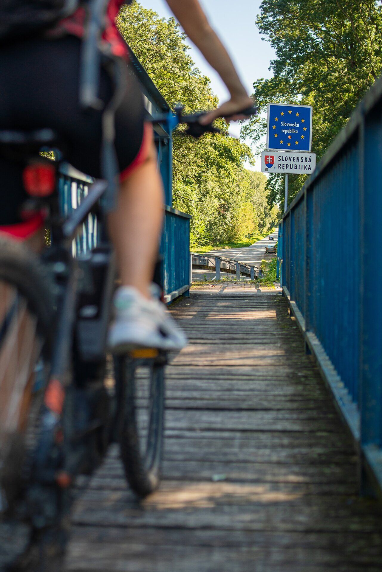 Die Brücke über die March verbindet malerische Landschaften und lädt zu unvergesslichen Erlebnissen ein. Radfahrer genießen die frische Luft und die Schönheit der Natur, während sie entlang des Flusses gleiten. Hier wird der Sommer in seiner schönsten Form lebendig.