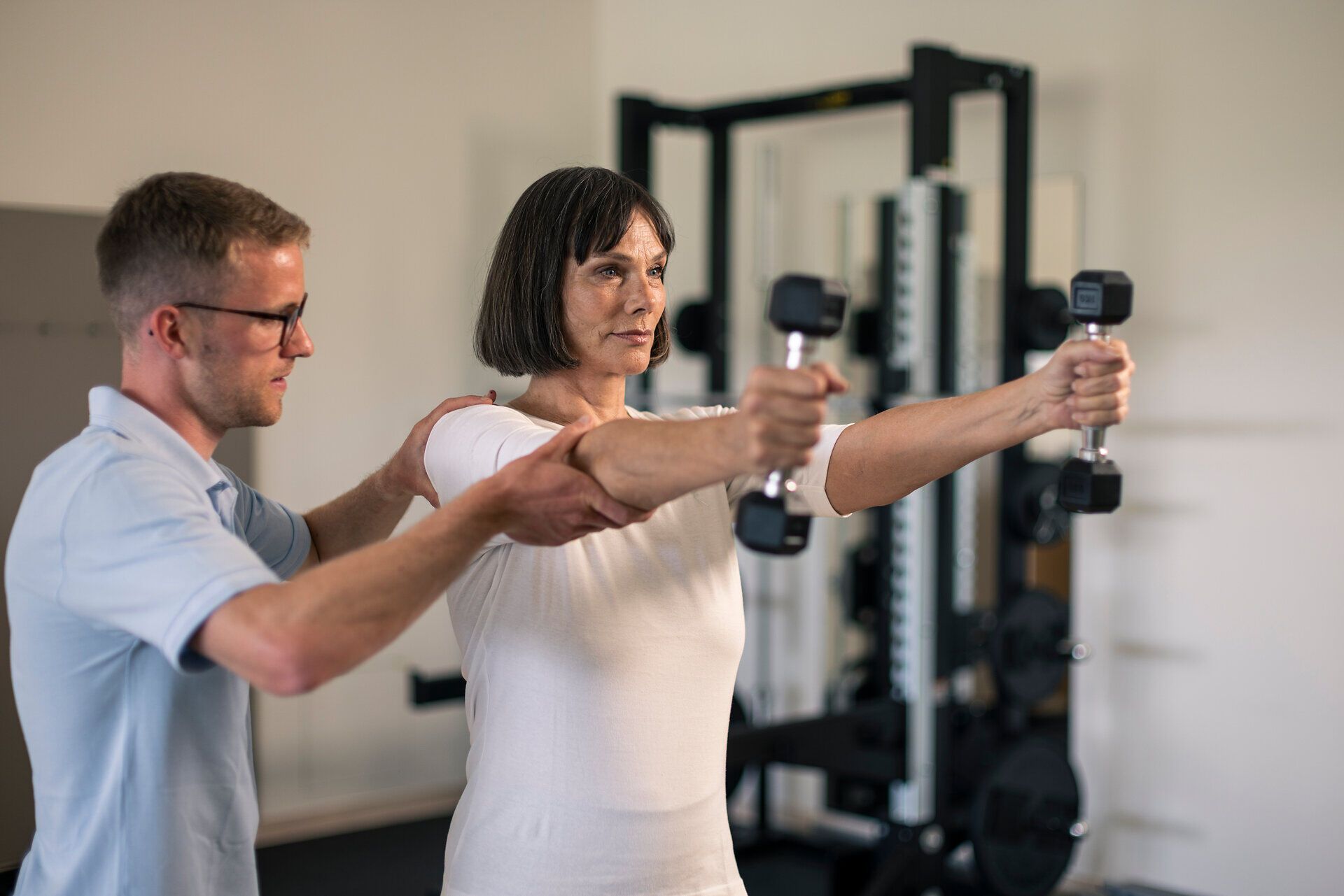 Therapeutisch begleitetes Krafttraining mit Kurzhanteln im Gesundheits- und Rehabilitationszentrum Moorheilbad Harbach im Waldviertel.