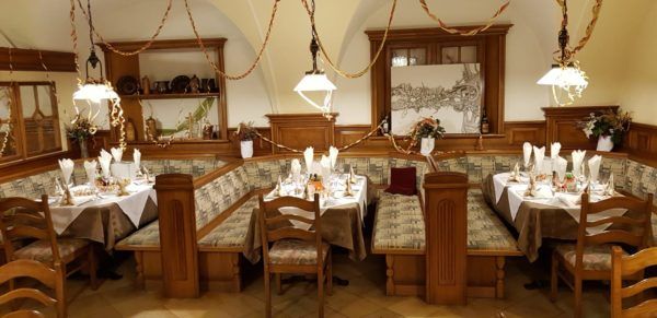 Ein traditionell eingerichtetes Restaurant mit Holzmöbeln und dekorierten Tischen.