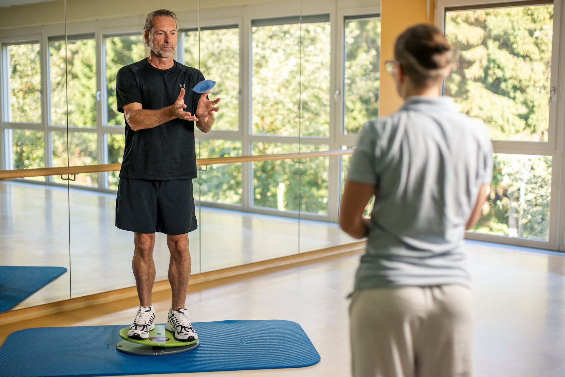 Ein Mann trainiert mit therapeutischer Begleitung im Lebens.Resort Ottenschlag im Waldviertel.