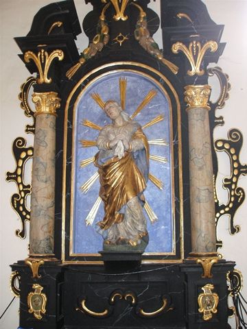 Barocke Skulptur der Schmerzmadonna in einem reich verzierten Altar.