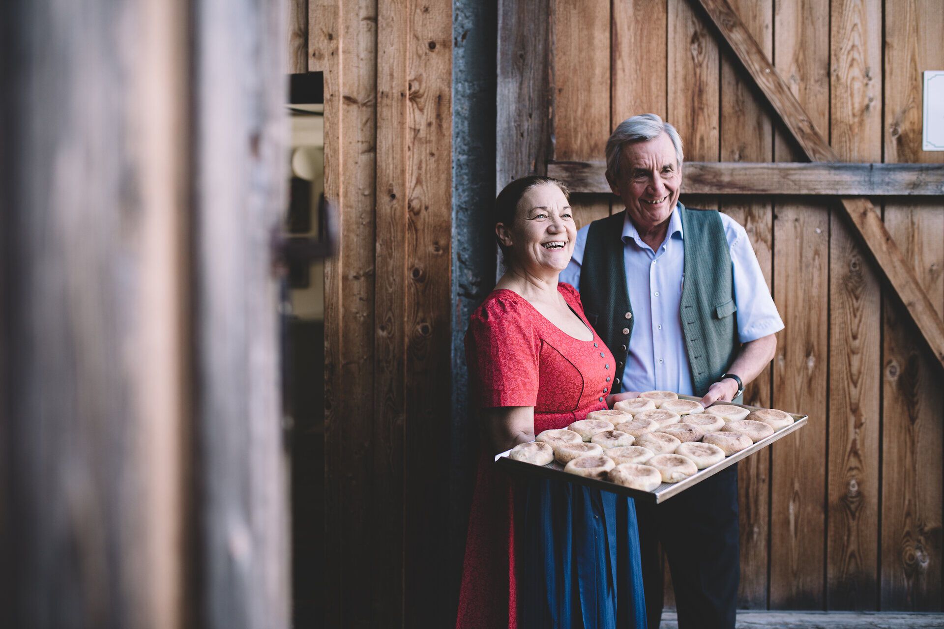 In der warmen Atmosphäre des Wirtshauses strahlen Johann und Rosemarie Neuwiesinger Freude und Gastfreundschaft aus. Mit einem Tablett voller frisch gebackener Köstlichkeiten laden sie die Gäste ein, die kulinarischen Schätze des Waldviertels zu genießen.