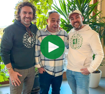 3 lachende Personen mit Blick in die Kamera