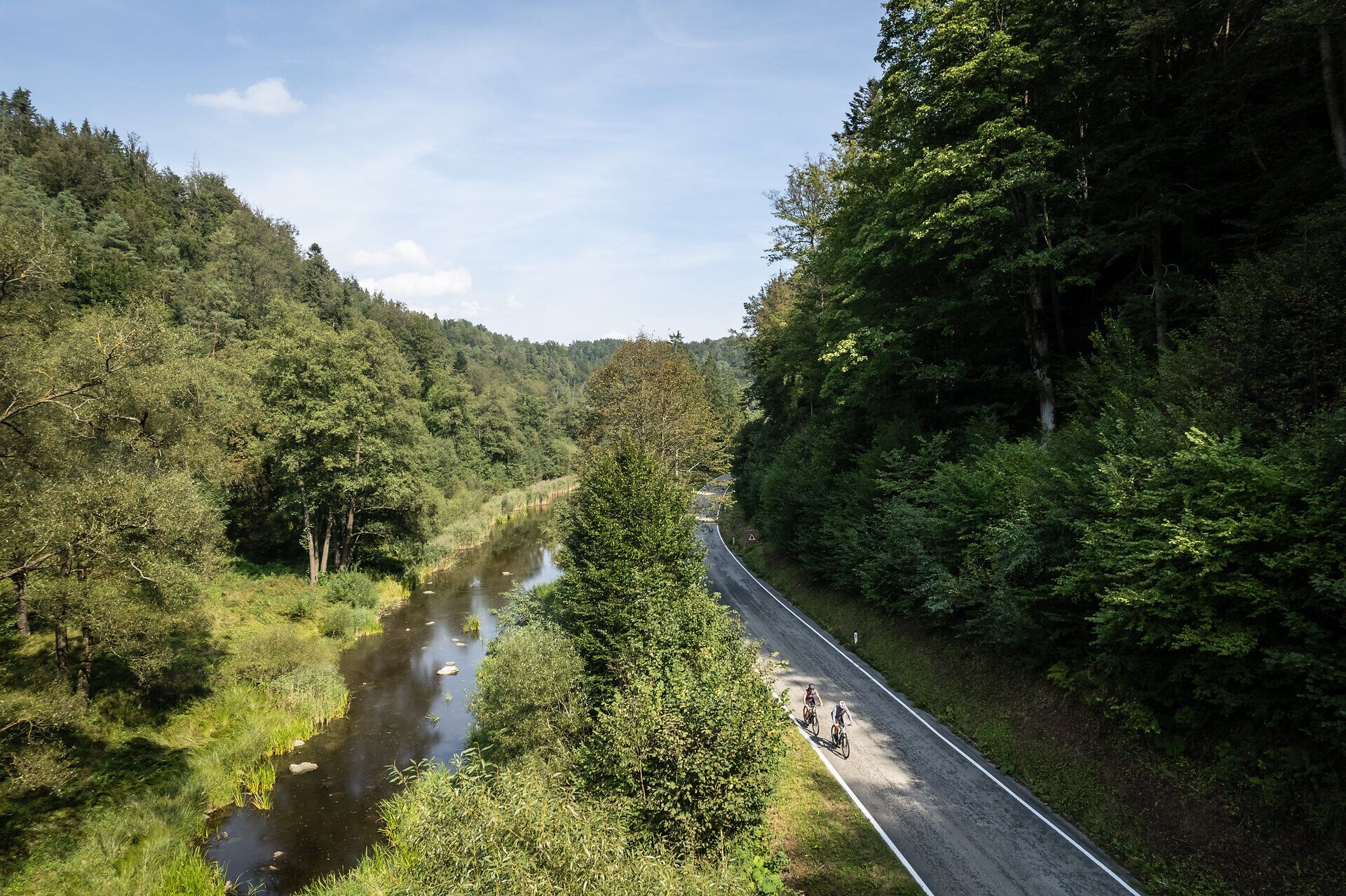 Entlang des Kamptal Radwegs erstreckt sich eine malerische Landschaft, in der sanfte Hügel und üppige Wälder harmonisch miteinander verschmelzen. Der ruhige Fluss schlängelt sich durch die grüne Idylle und lädt Radfahrer ein, die Schönheit der Natur in vollen Zügen zu genießen.