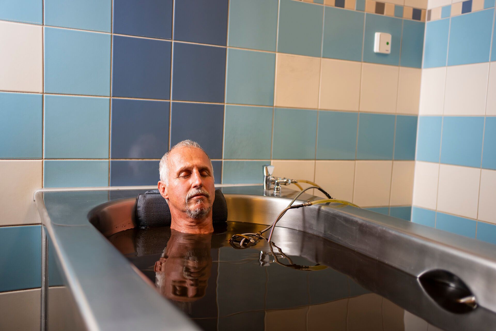 In der ruhigen Atmosphäre des Moorheilbads Harbach genießen Besucher die wohltuende Wirkung eines Moorvollbades. Das sanfte Plätschern des Wassers und die entspannende Umgebung laden dazu ein, den Alltag hinter sich zu lassen und neue Energie zu tanken.