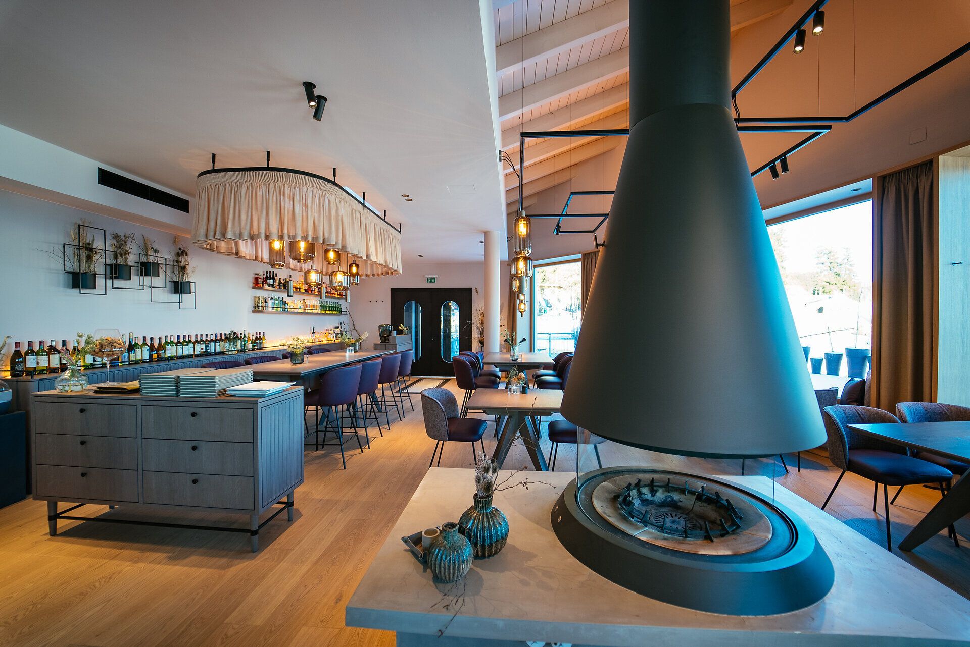 In einem einladenden Ambiente vereinen sich moderne Eleganz und rustikale Gemütlichkeit. Die warmen Holztöne und das sanfte Licht schaffen eine entspannte Atmosphäre, ideal für genussvolle Stunden mit Freunden oder Familie. Hier wird die Wirtshauskultur Niederösterreichs auf besondere Weise zelebriert.