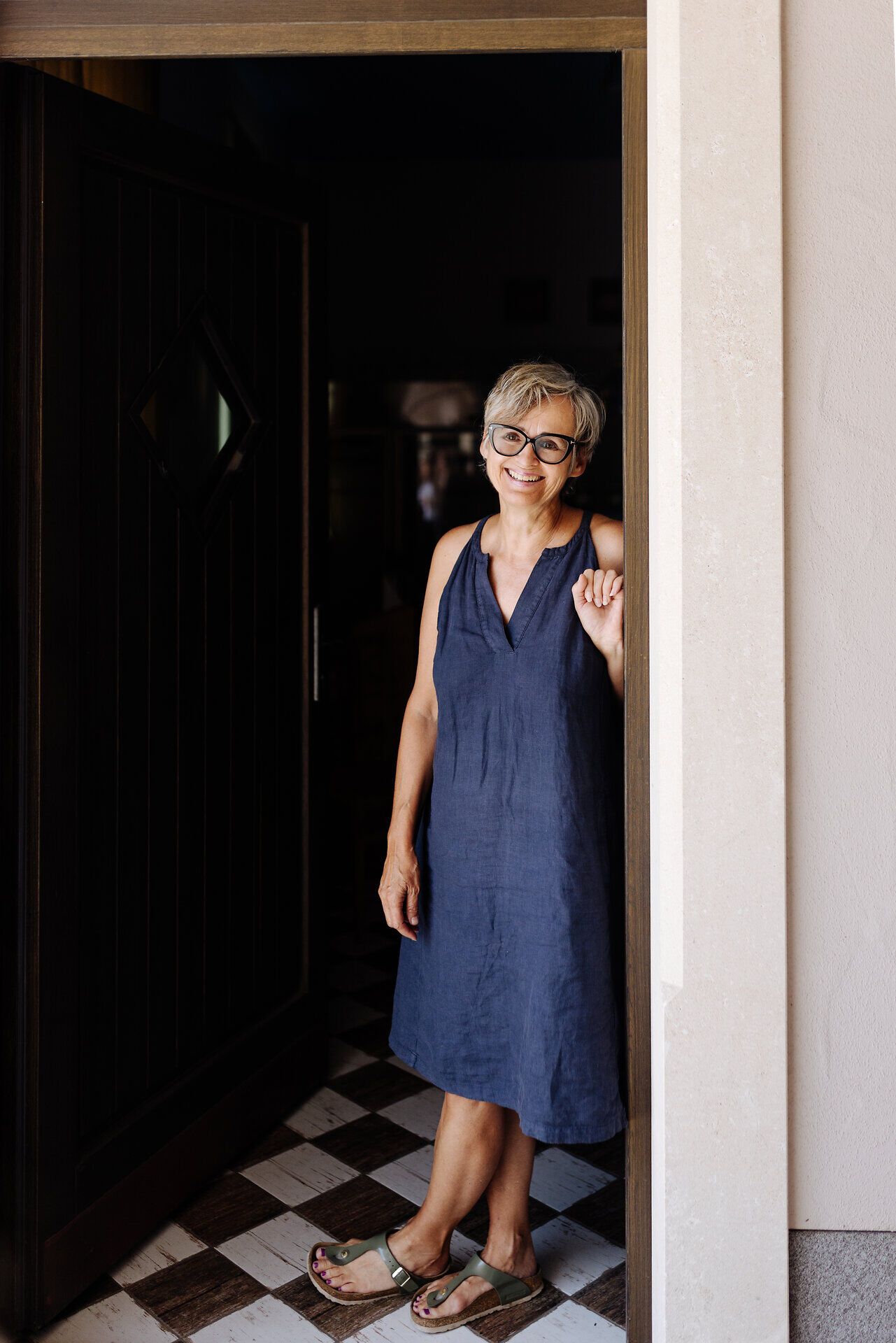 In einem einladenden Ab-Hof-Laden strahlt eine freundliche Atmosphäre. Die warmen Holztöne und die frischen Produkte aus der Region laden dazu ein, die kulinarischen Schätze der Umgebung zu entdecken. Hier wird die Liebe zur Natur und zur Landwirtschaft spürbar.