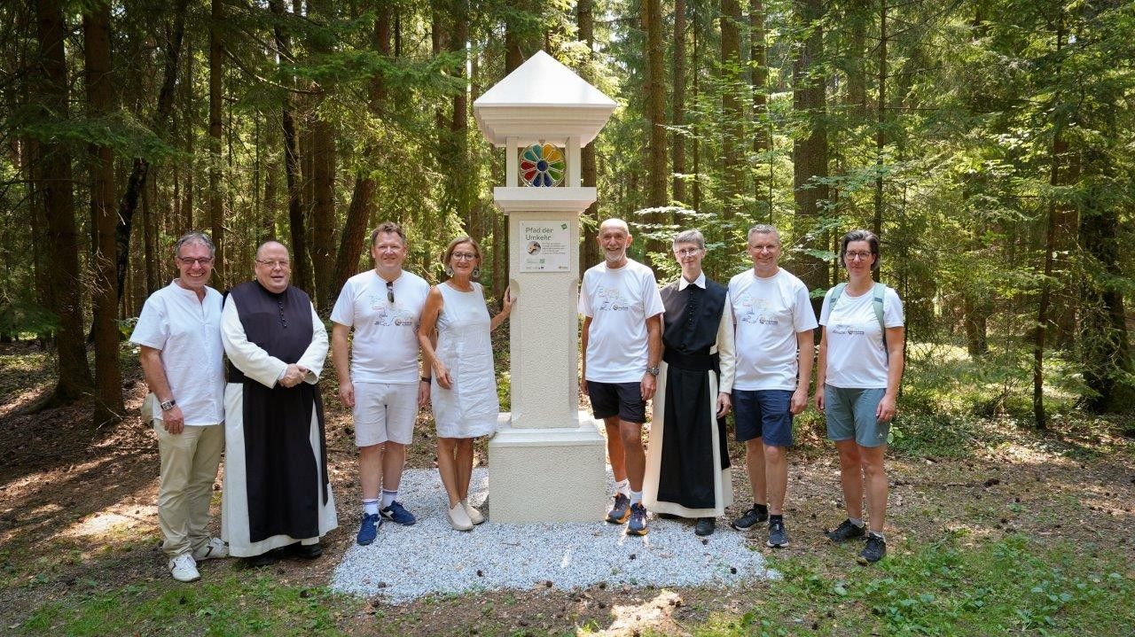 Gruppenfoto im Wald vor Bernhardiweg Marterl