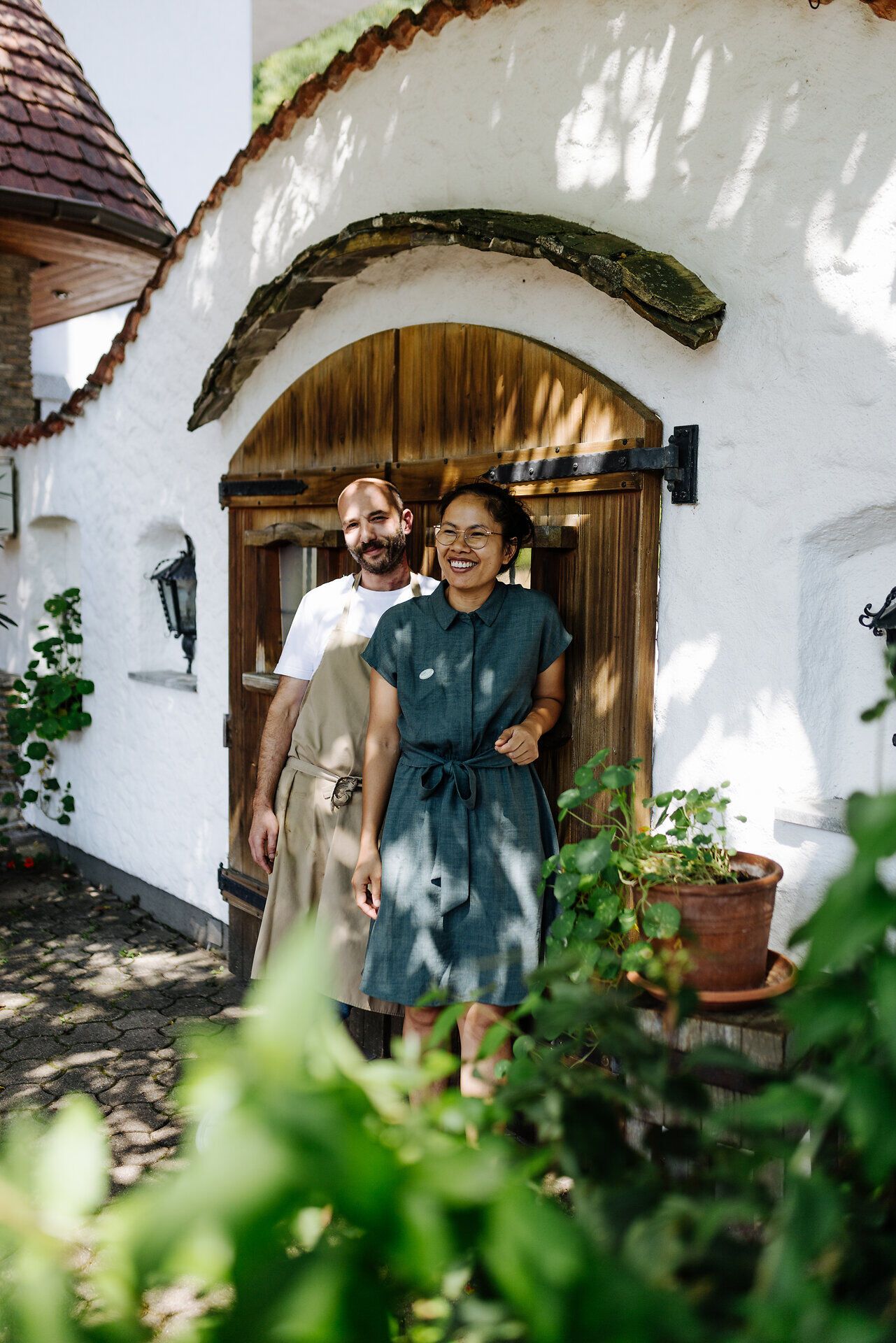 Inmitten einer malerischen Kulisse strahlen die beiden Gastgeber Freude und Gastfreundschaft aus. Umgeben von üppigem Grün und blühenden Pflanzen lädt der Landgasthof Hinterleithner dazu ein, die Seele baumeln zu lassen und die Schönheit der Natur zu genießen.