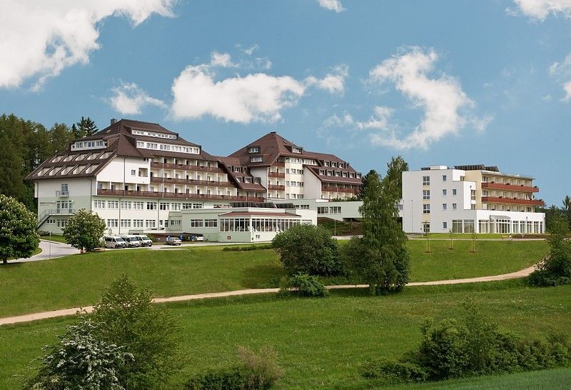 Herz-Kreislauf-Zentrum Groß Gerungs vor blauem Himmel.